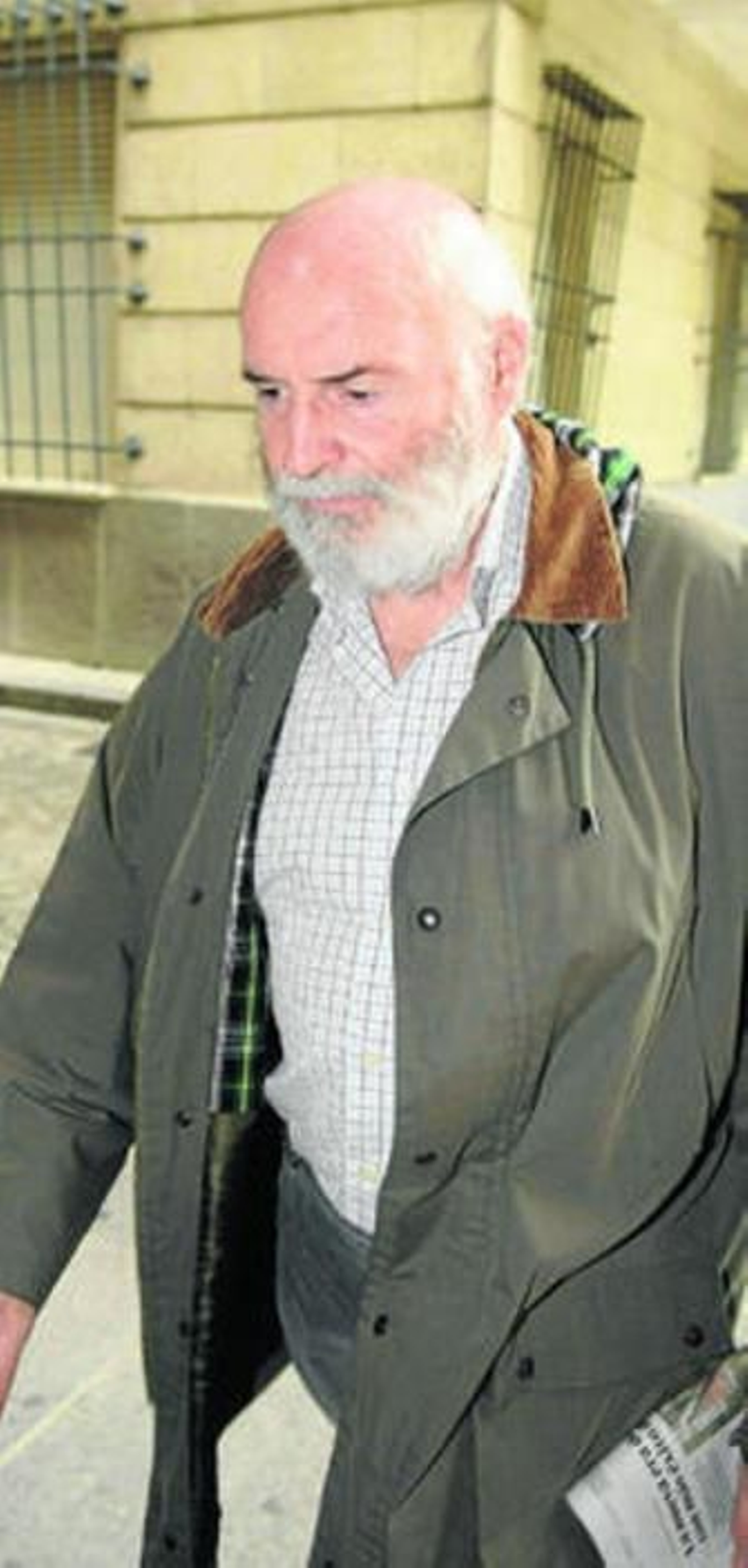 El funcionario Teodoro Montes, ayer a su llegada a los juzgados de Sevilla.