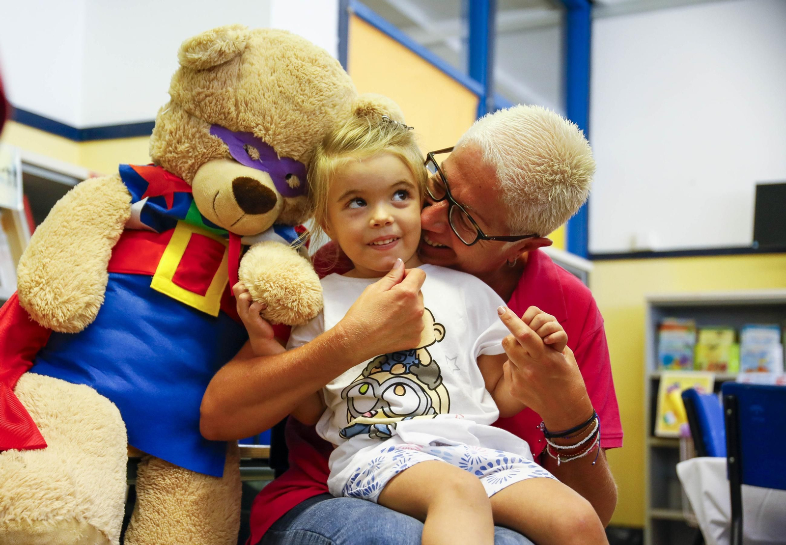 Las imágenes de la campaña de vacunación antigripal a los niños en el CEIP Adela Díaz de Almería