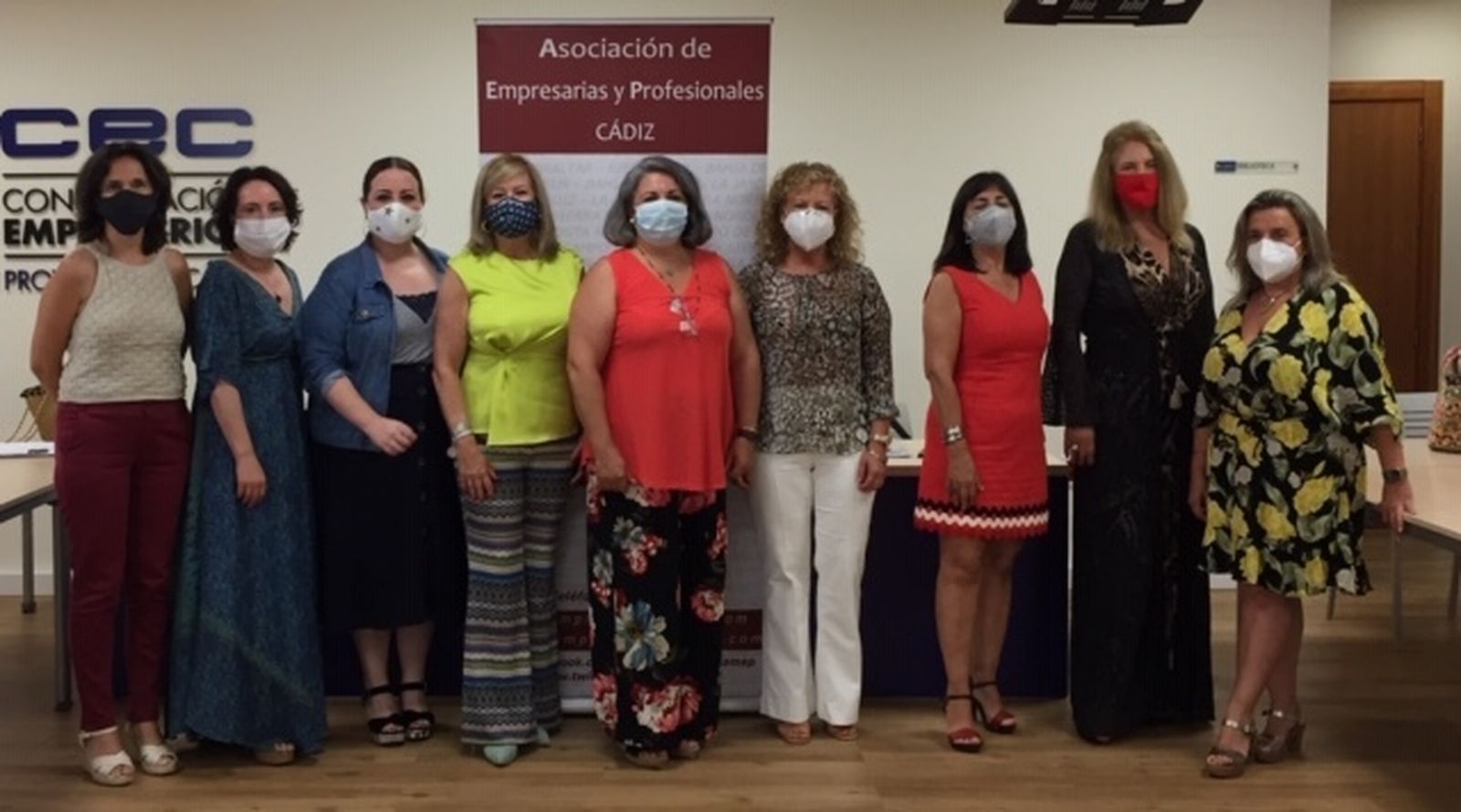 Gemma García, en el centro, de rojo, acompañada por las componentes de su candidatura y la presidenta de las empresarias andaluzas, Ana Alonso.