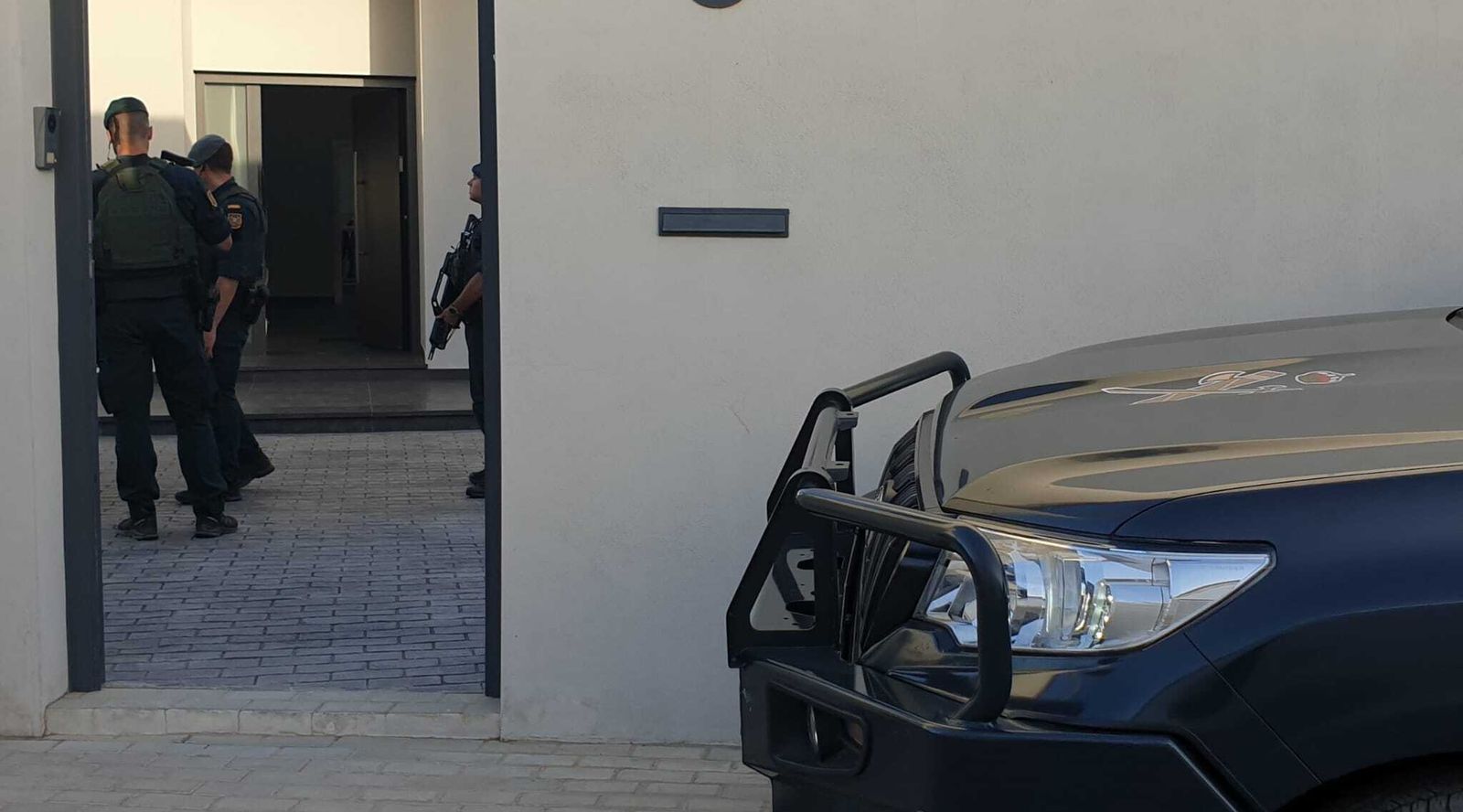 Agentes de la Guardia Civil, durante uno de los registros realizados el 26 de julio en La Línea.