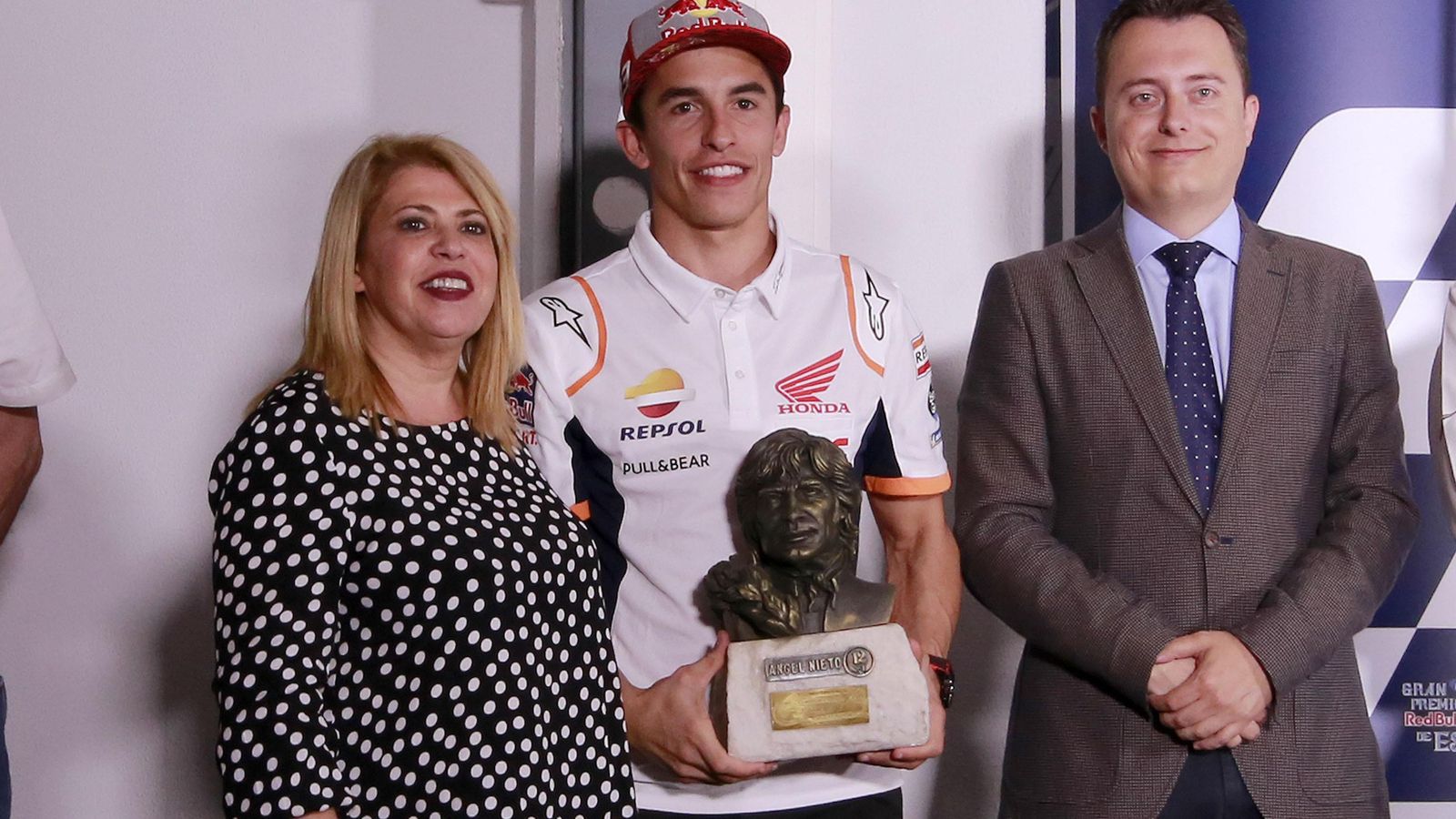 Marc Márquez junto a Mamen Sánchez y Santiago Galván. Marc Márquez junto a Mamen Sánchez y Santiago Galván.
