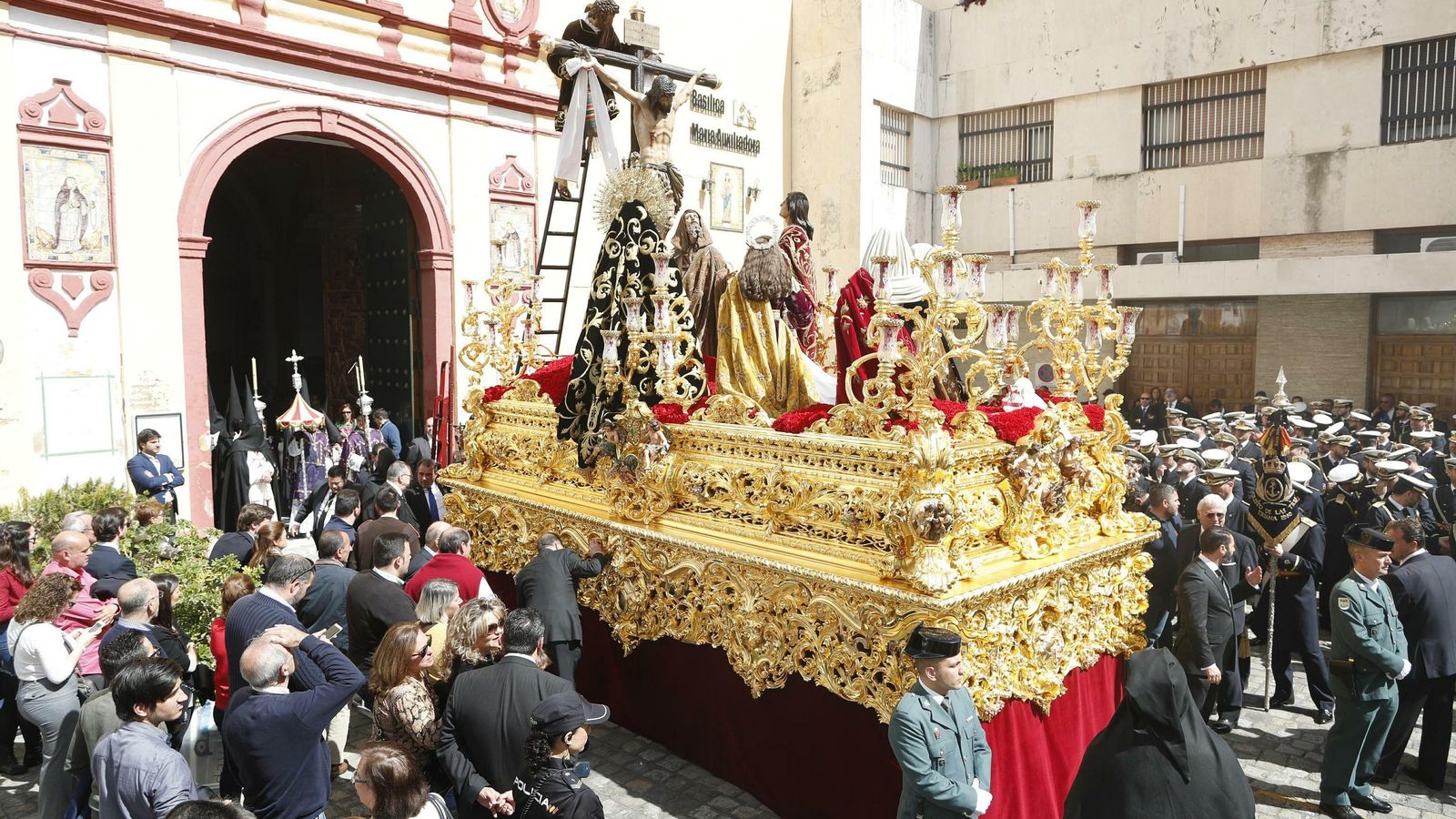 La Hermandad de La Trinidad a la salida de su templo