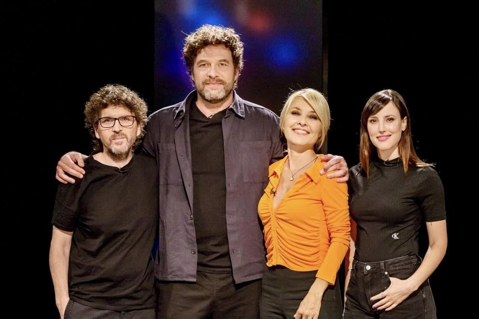 El director jerezano Juan Miguel del Castillo con los actores Natalia de Molina y Fred Tatien, y junto a la presentadora Cayetana Guillén Cuervo.