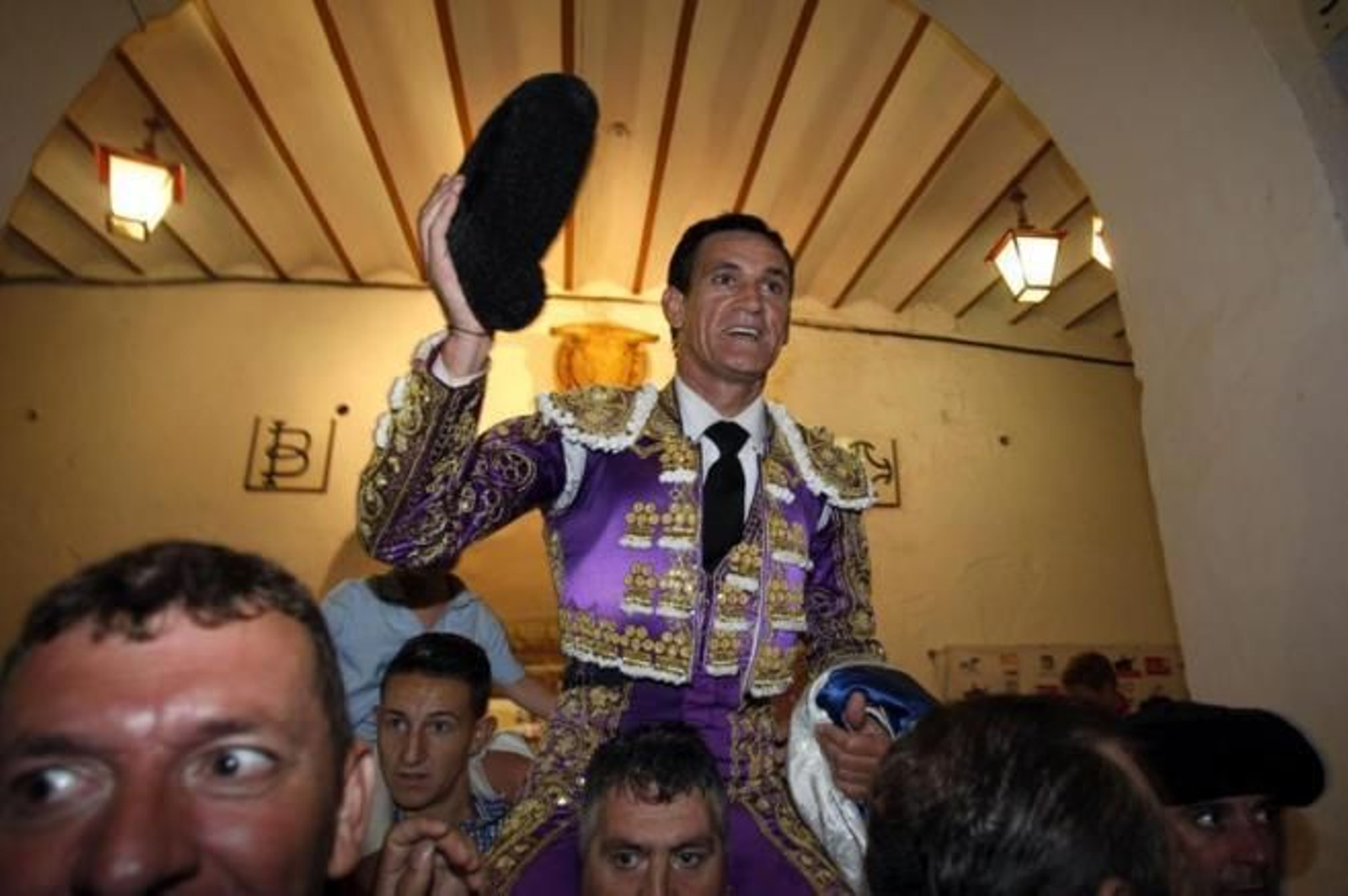 Torres Jerez, a hombros, por la Puerta Grande de la Plaza de Almería.