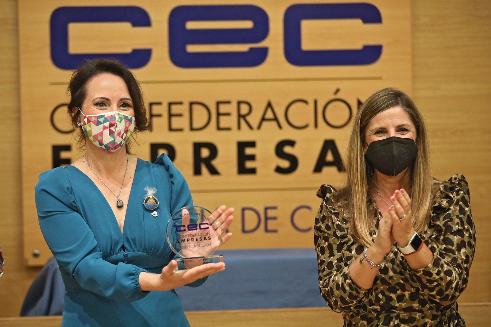 Nela García posa con el premio junto a la presidenta de la Diputación, Irene García.