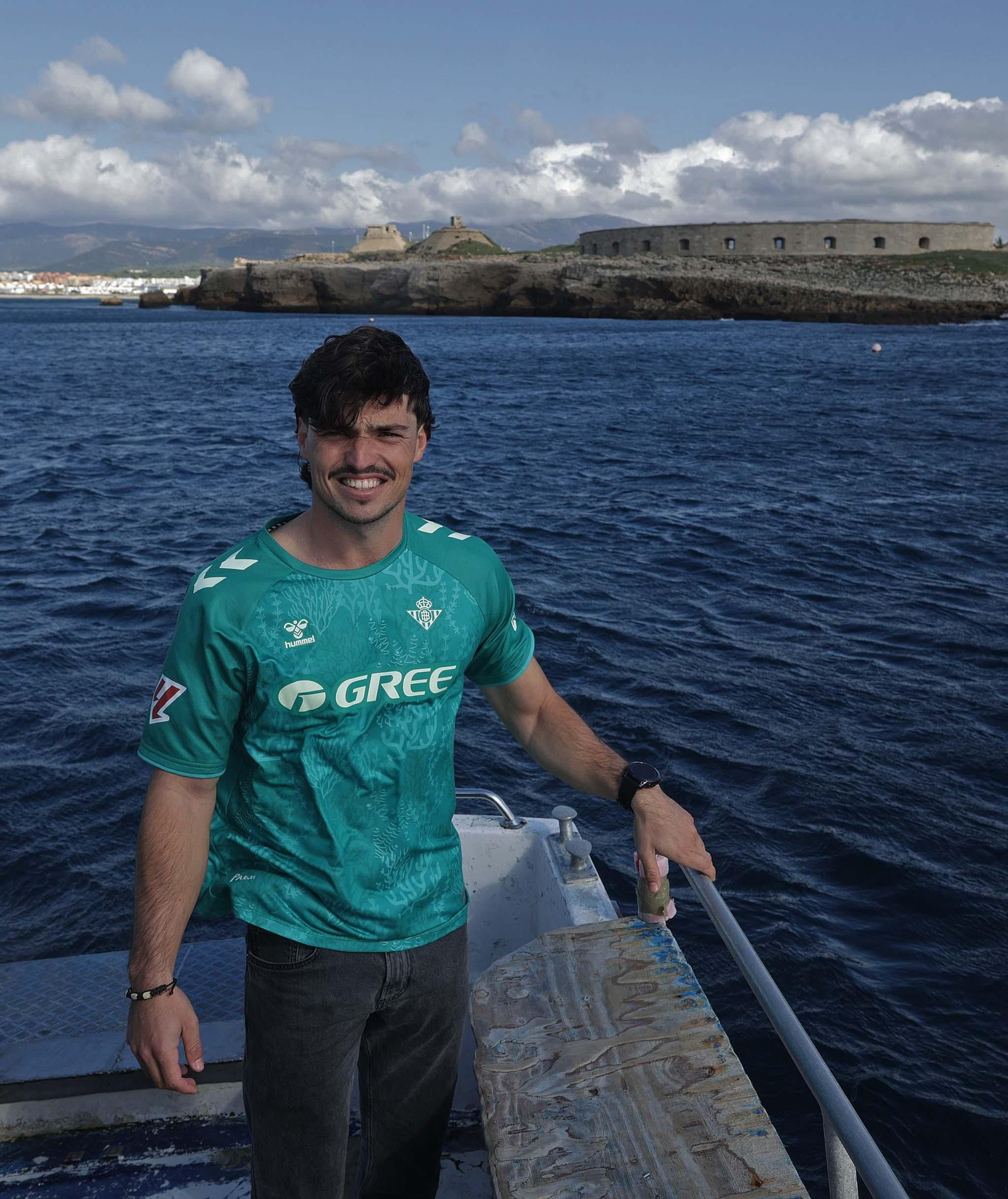 Fotos de la nueva camiseta ecológica del Real Betis fabricada con algas