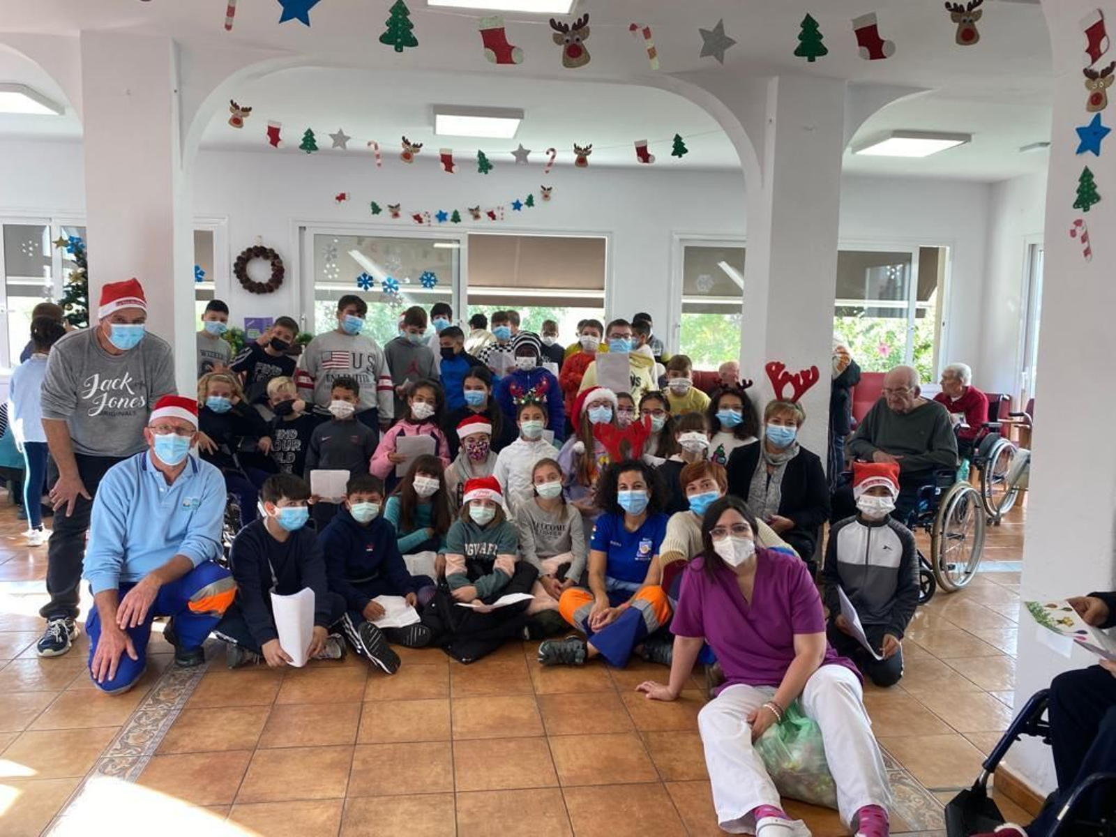 Escolares llenan de villancicos y felicitaciones navideñas las residencias de mayores