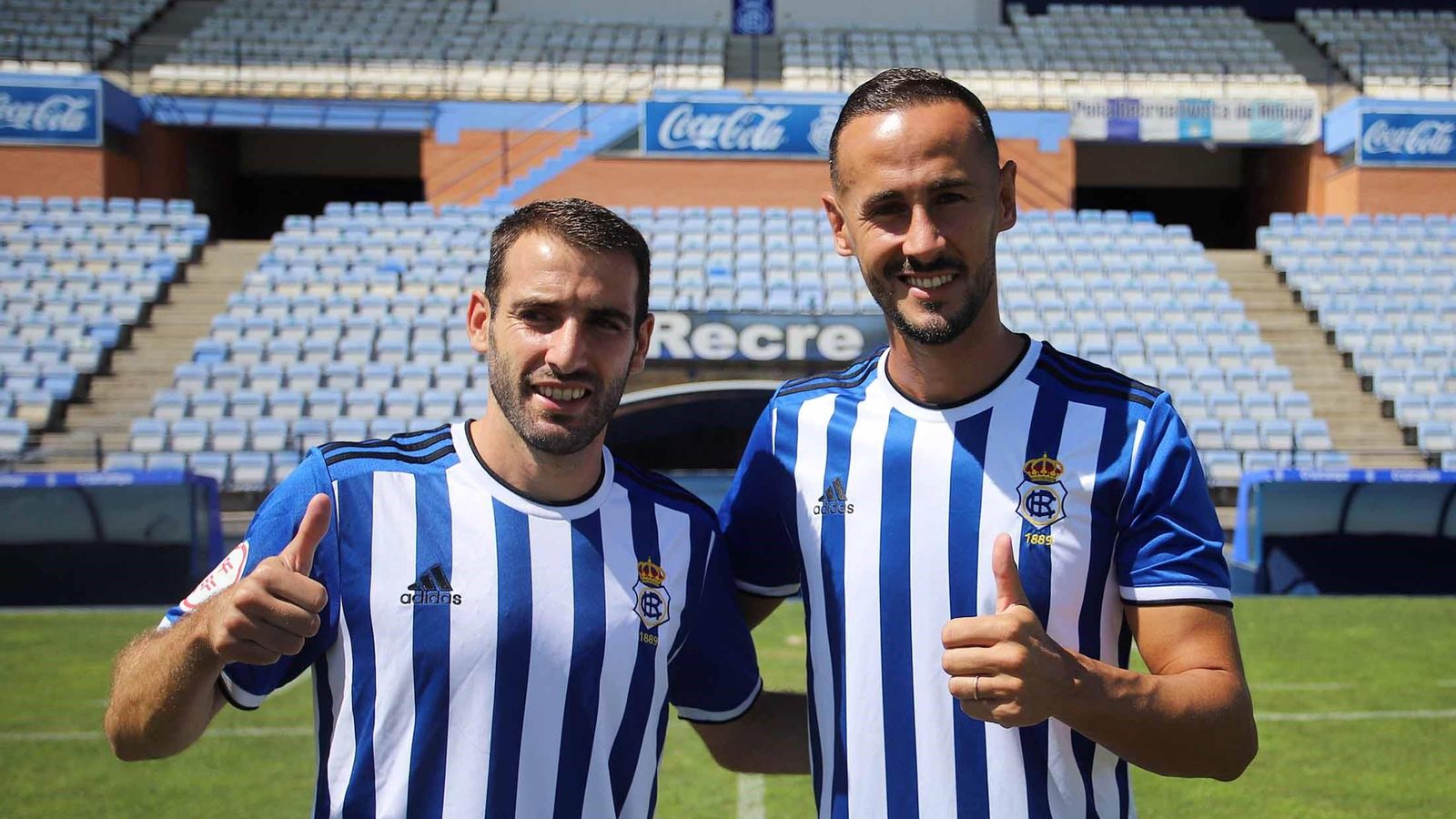 Álex Gálvez, junto a Antoñito, el día de su presentación como jugador del Recreativo.