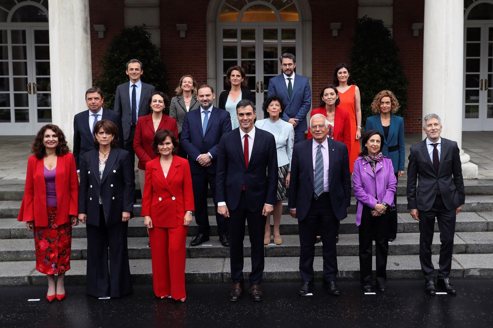 Pedro Sánchez y los miembros del nuevo Gobierno posan para la foto de familia en el Palacio de la Moncloa.