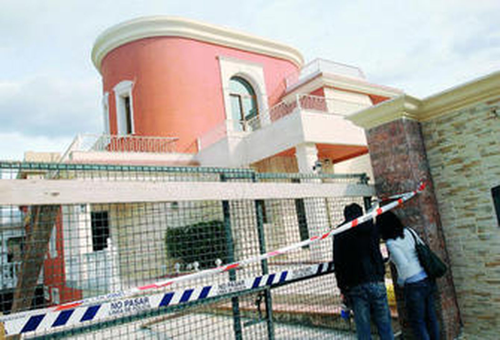 Periodistas ante la vivienda de la víctima, el martes 10 de febrero.