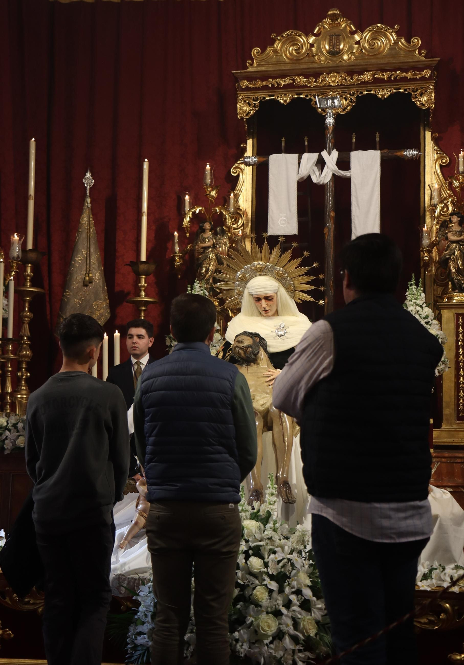 Sevilla acaricia la Semana Santa en un Domingo de Pasión lleno de cultos