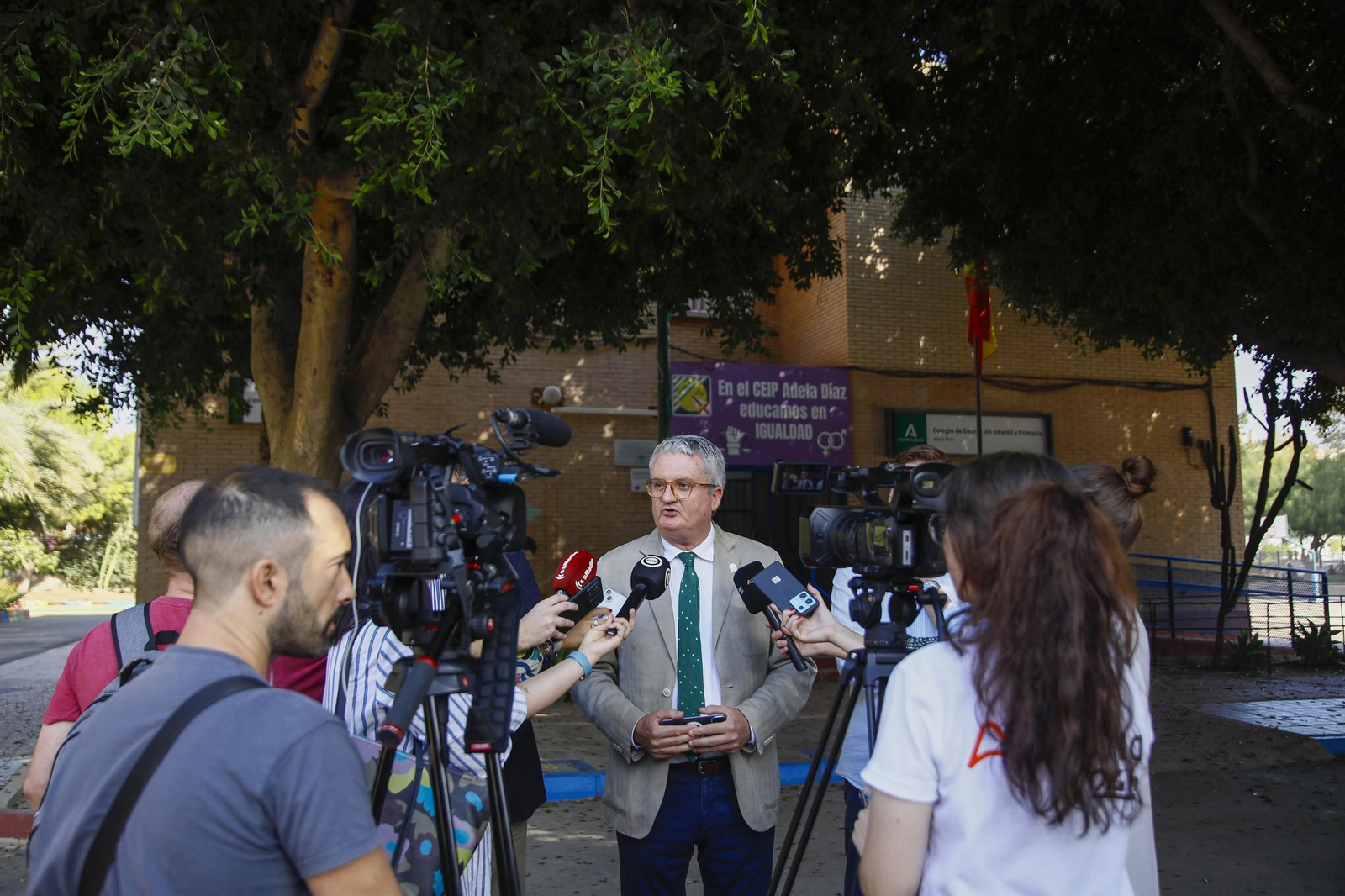 Las imágenes de la campaña de vacunación antigripal a los niños en el CEIP Adela Díaz de Almería