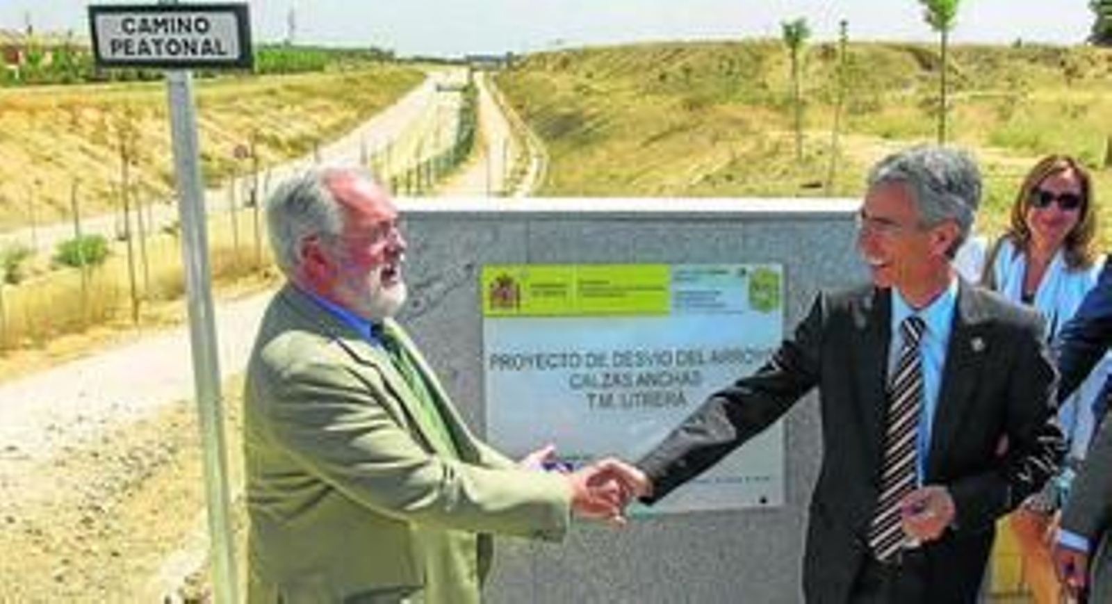 Arias Cañete, en la inauguración ayer del canal del arroyo Calzas Anchas junto al alcalde de Utrera.