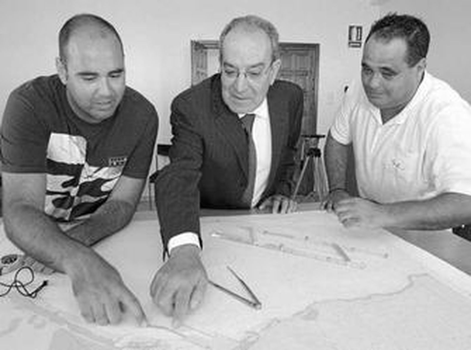 El delegado de Educación junto a un profesor del ciclo y un alumno.