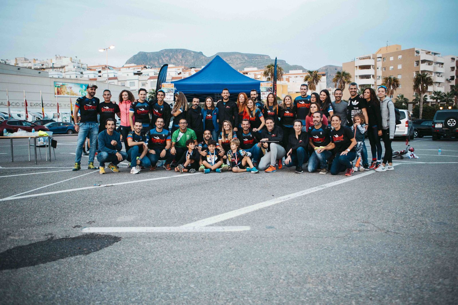 Foto de familia de los organizadores con algunos participantes.