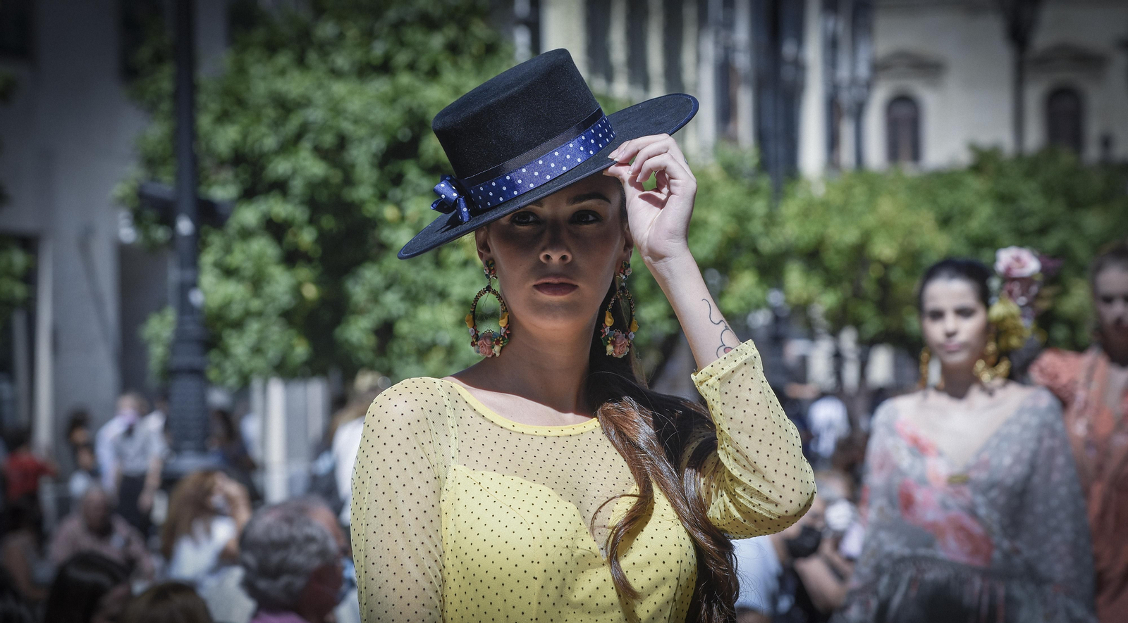 El desfile de moda flamenca de la Avenida de la Constitución, en imágenes