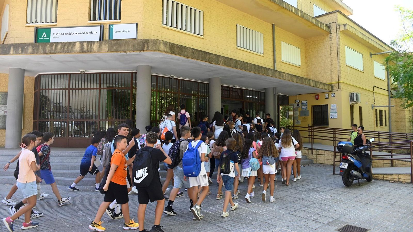 Alumnos del instituto Fidiana acceden a su centro el primer día de clases.