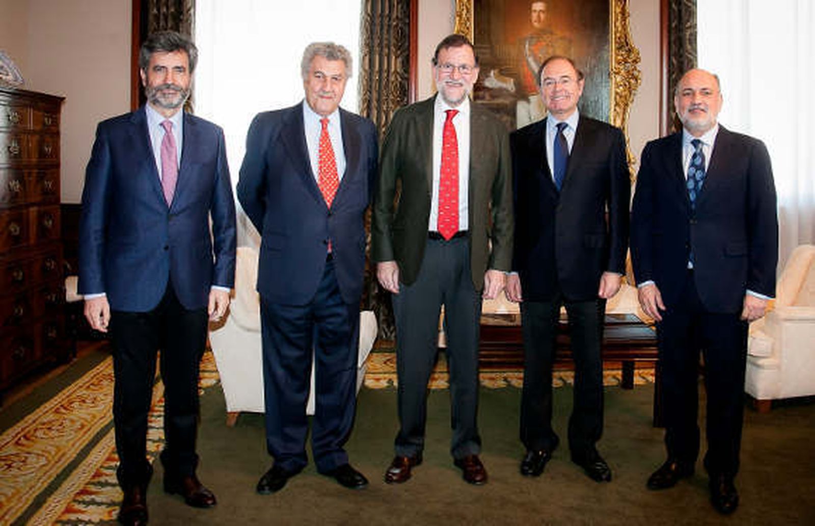 Mariano Rajoy, acompañado por el presidente del Congreso, Jesús Posada, y del Senado, Pío García-Escudero, el presidente del TC, Francisco Pérez de los Cobos y del CGPJ, Carlos Lesmes./ Efe