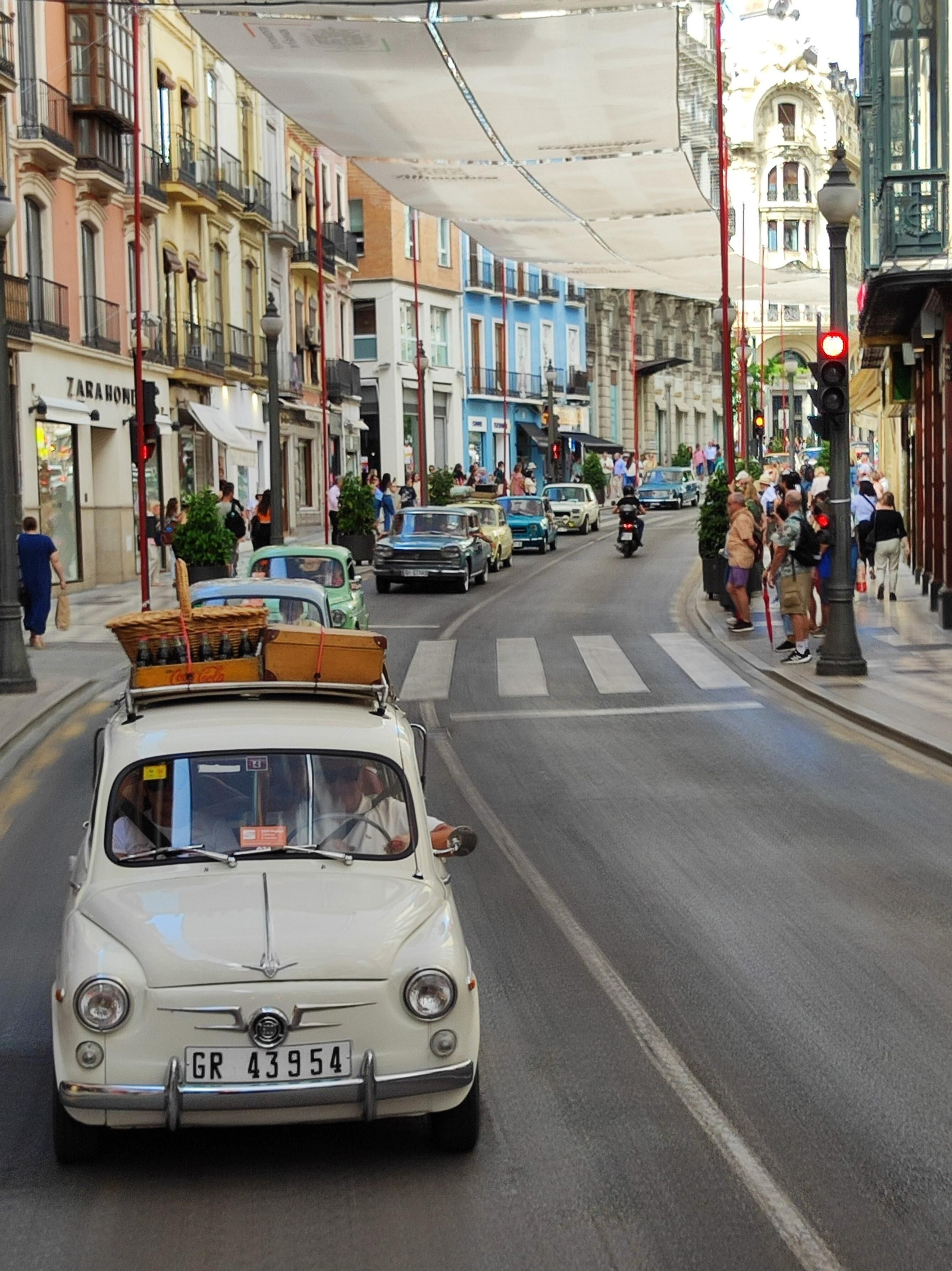 La caravana de los autos clásicos desfiló por algunas de las calles más emblemáticas de la ciudad.