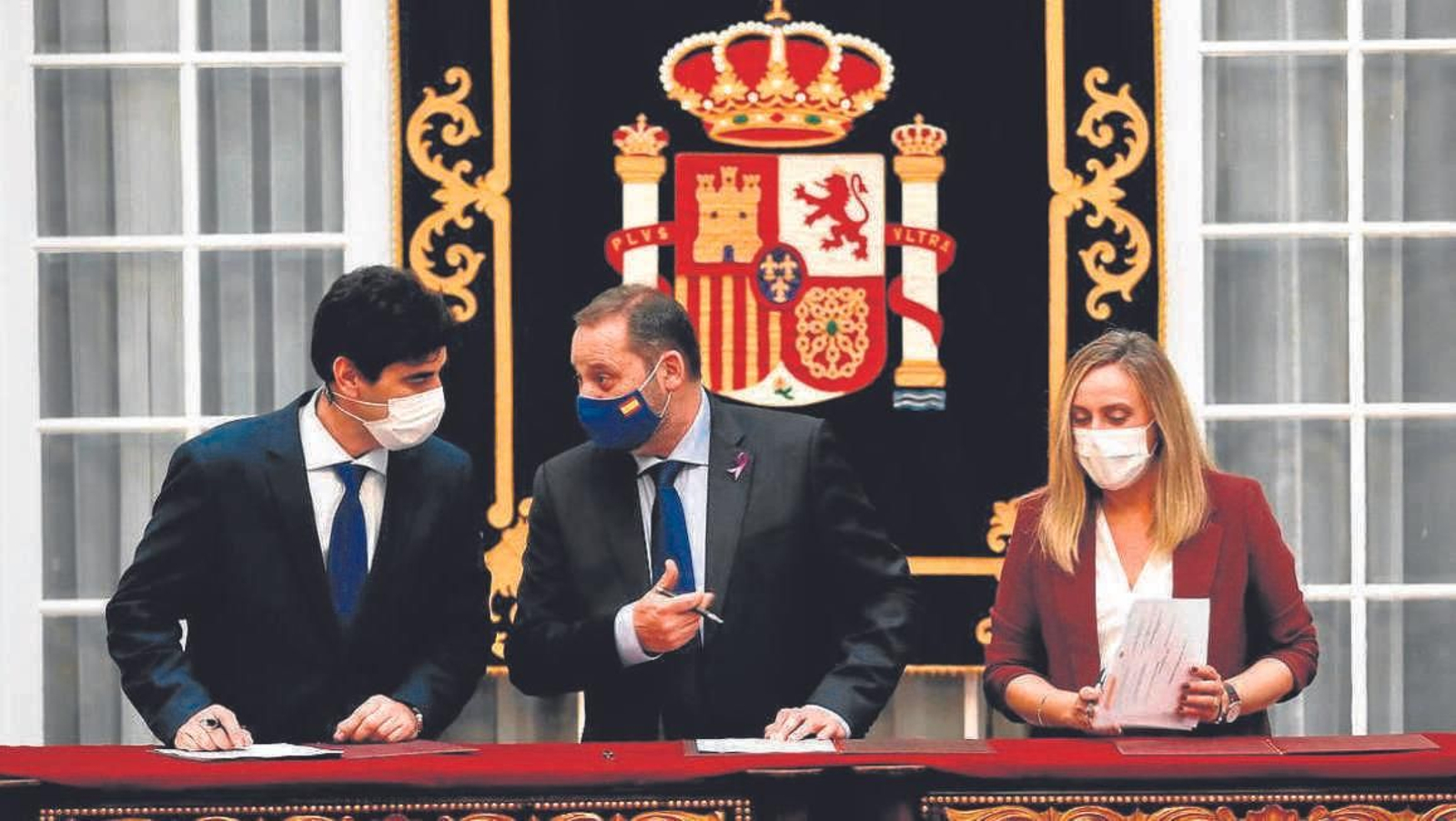 Santos, Ábalos y Carazo, durante la firma.