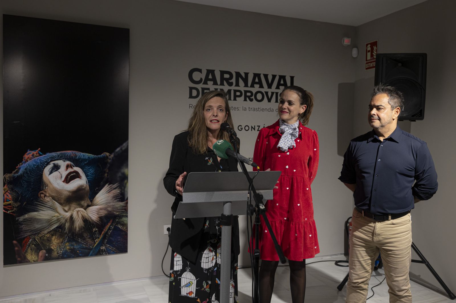 Inauguración de la exposición de Julio González "Carnaval de improviso. Retratos urgentes: la trastienda del COAC"  en la casa del carnaval.