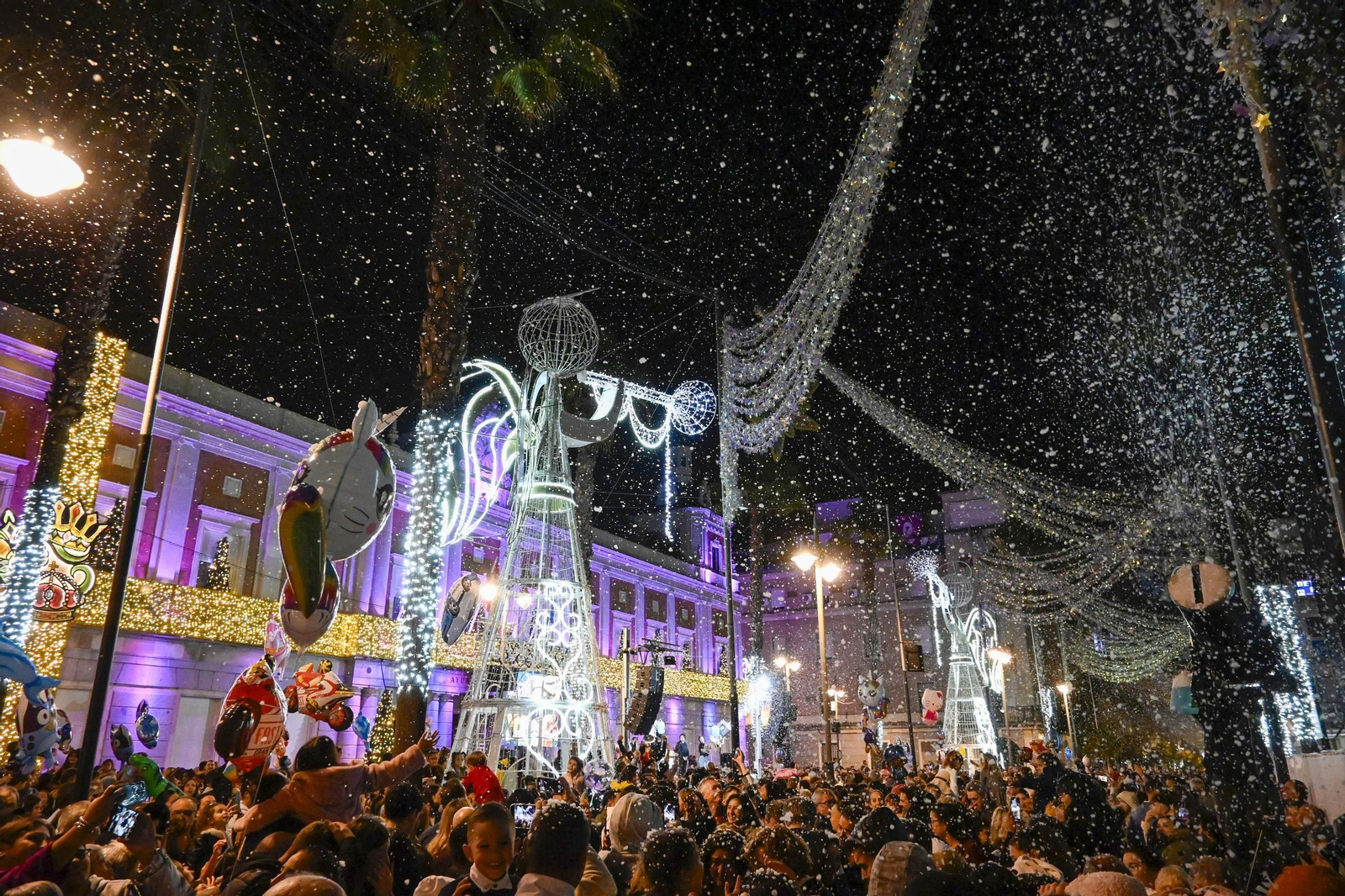 Imágenes de la nevada y alumbrado navideño en Huelva