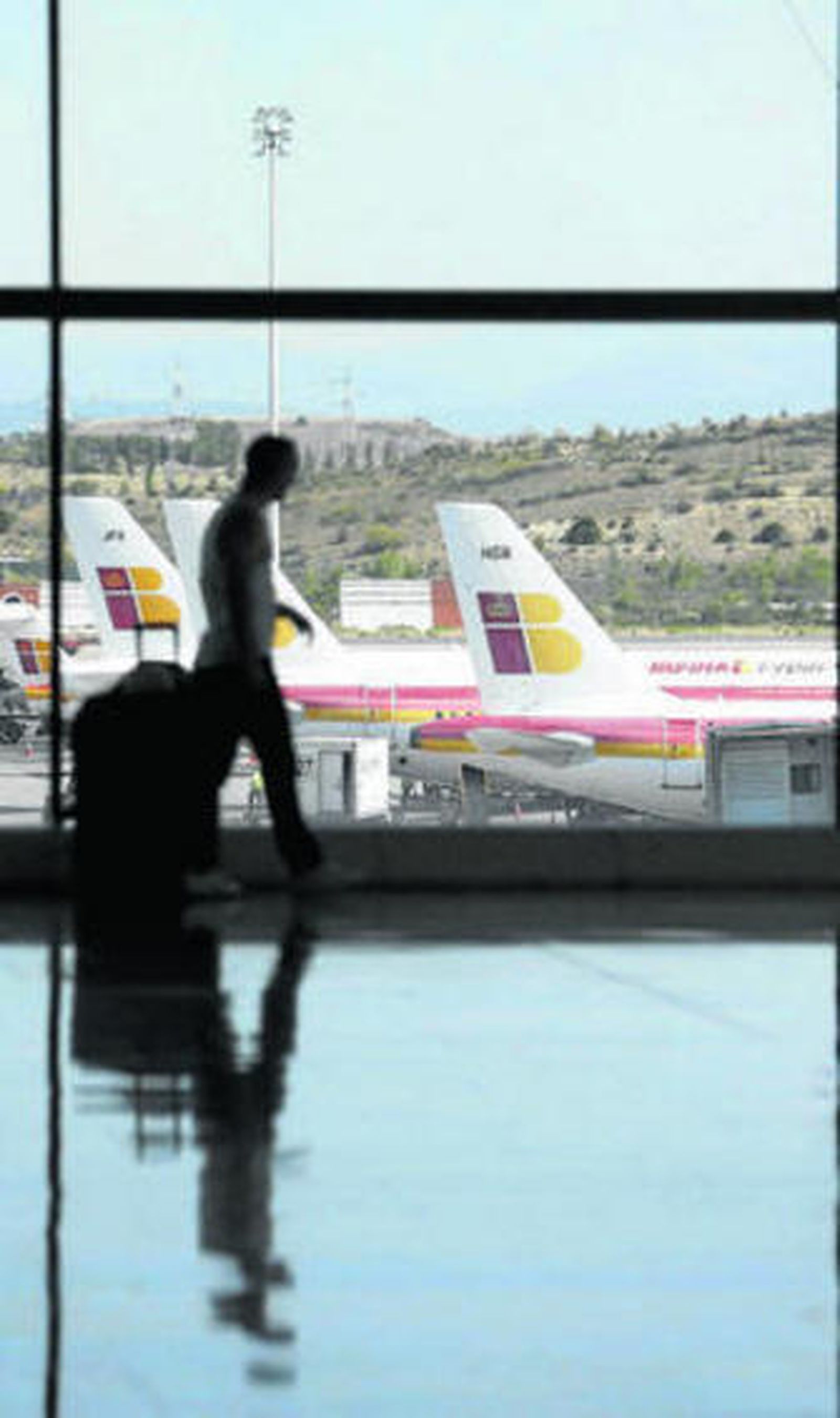 Un pasajero camina por la T-4 del aeropuerto de Madrid.