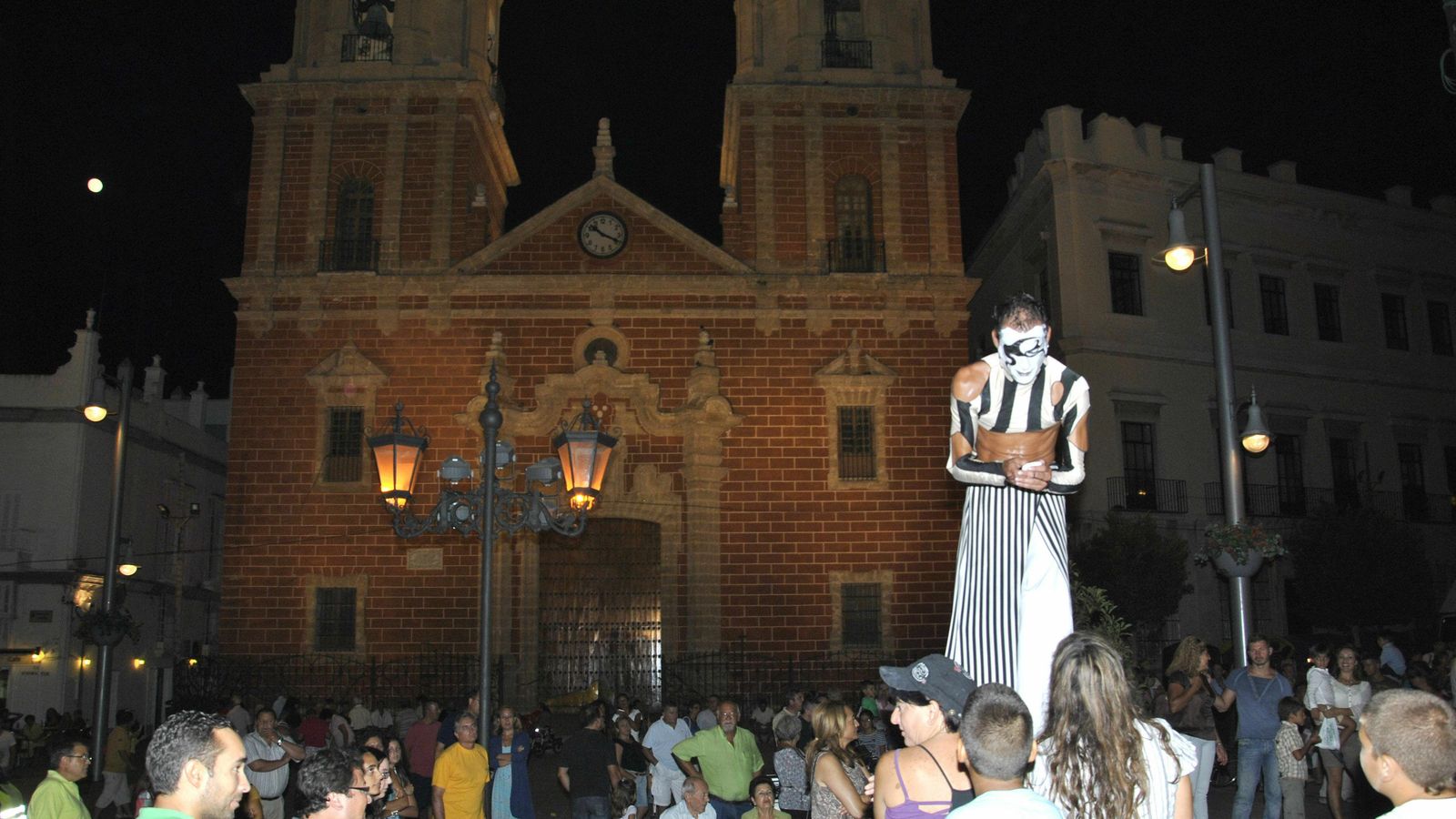 Actuación del bailarín zancudo en 2011.