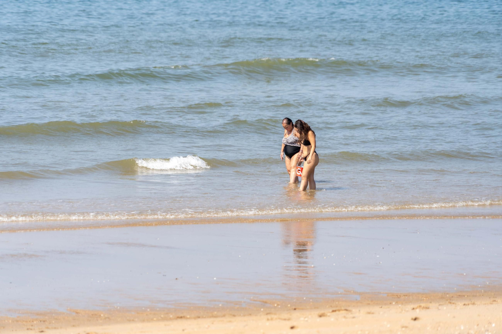 Una mañana de domingo en El Espigón, la playa de Huelva capital.