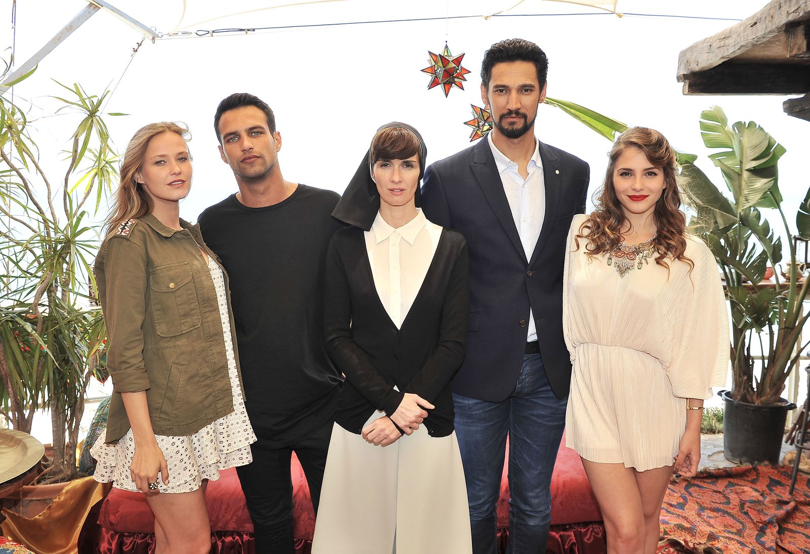 Los protagonistas de la nueva serie de Telecinco: Jesús Castro, Paz Vega y Stany Coppet, entre otros.