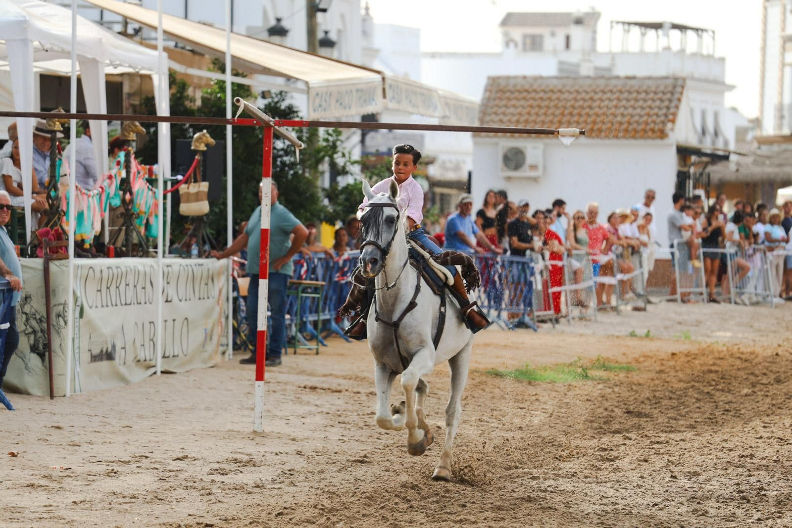 Rocío Chico 2025: Imágenes del acto de Juramento e Imposición de medallas a los nuevos hermanos, último día de triduo y las carreras de cinta a caballo