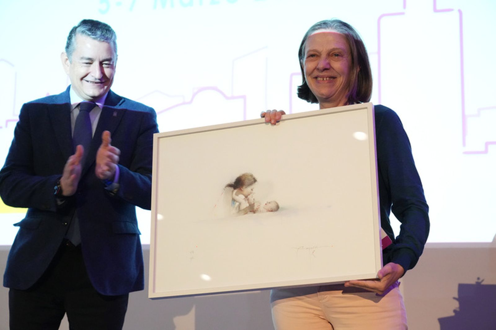 La doctora Aguayo, en el momento de recibir el galardón.