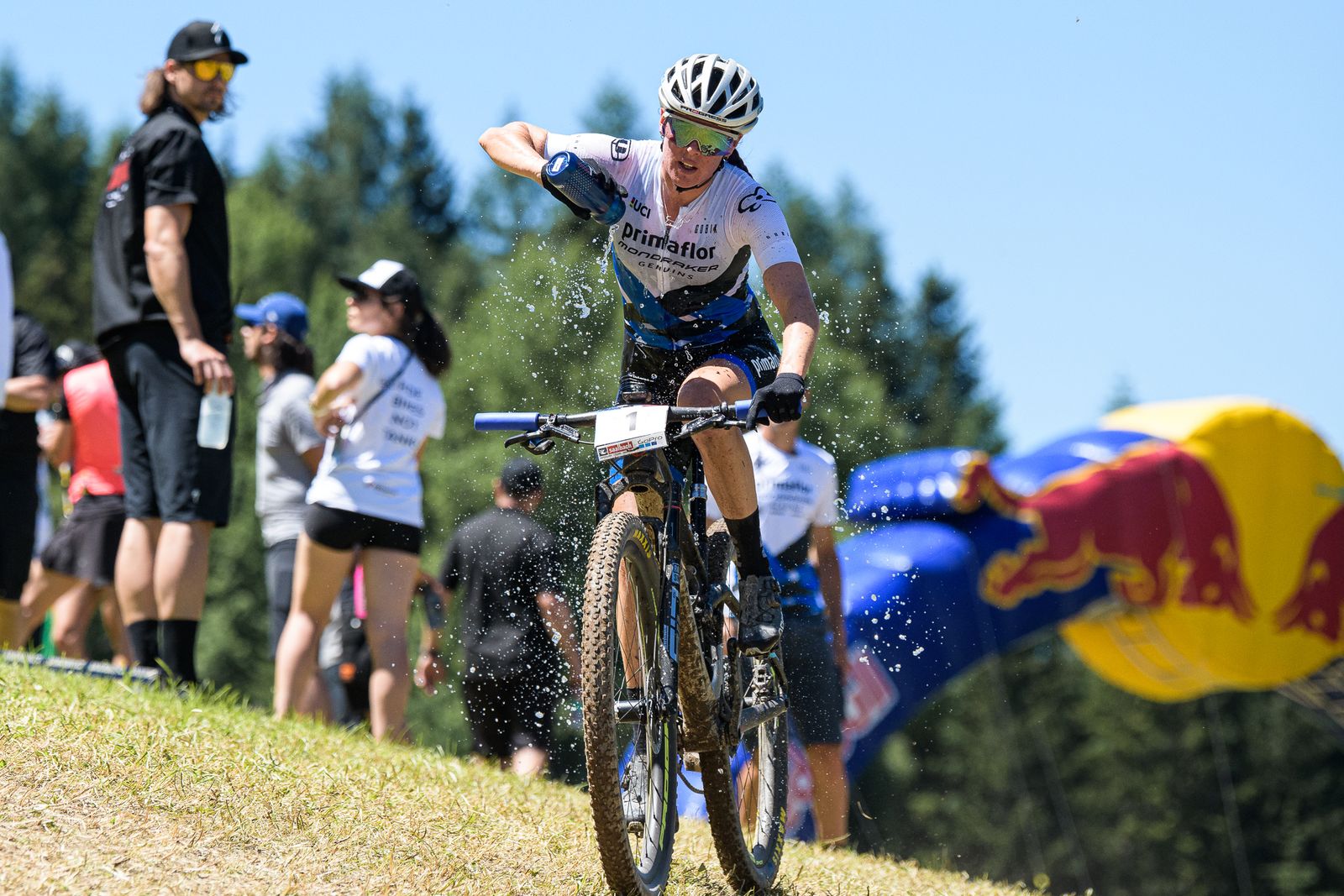 Rebecca McConnell se refresca durante una etapa