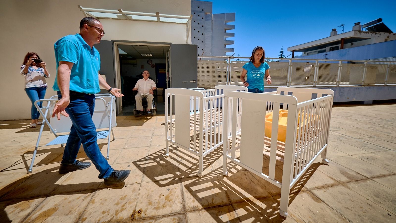 Los responsables de Danubio Bebé, entregando las dos cunas y las dos bañeras a la asociación que preside José Gaviño, al fondo.