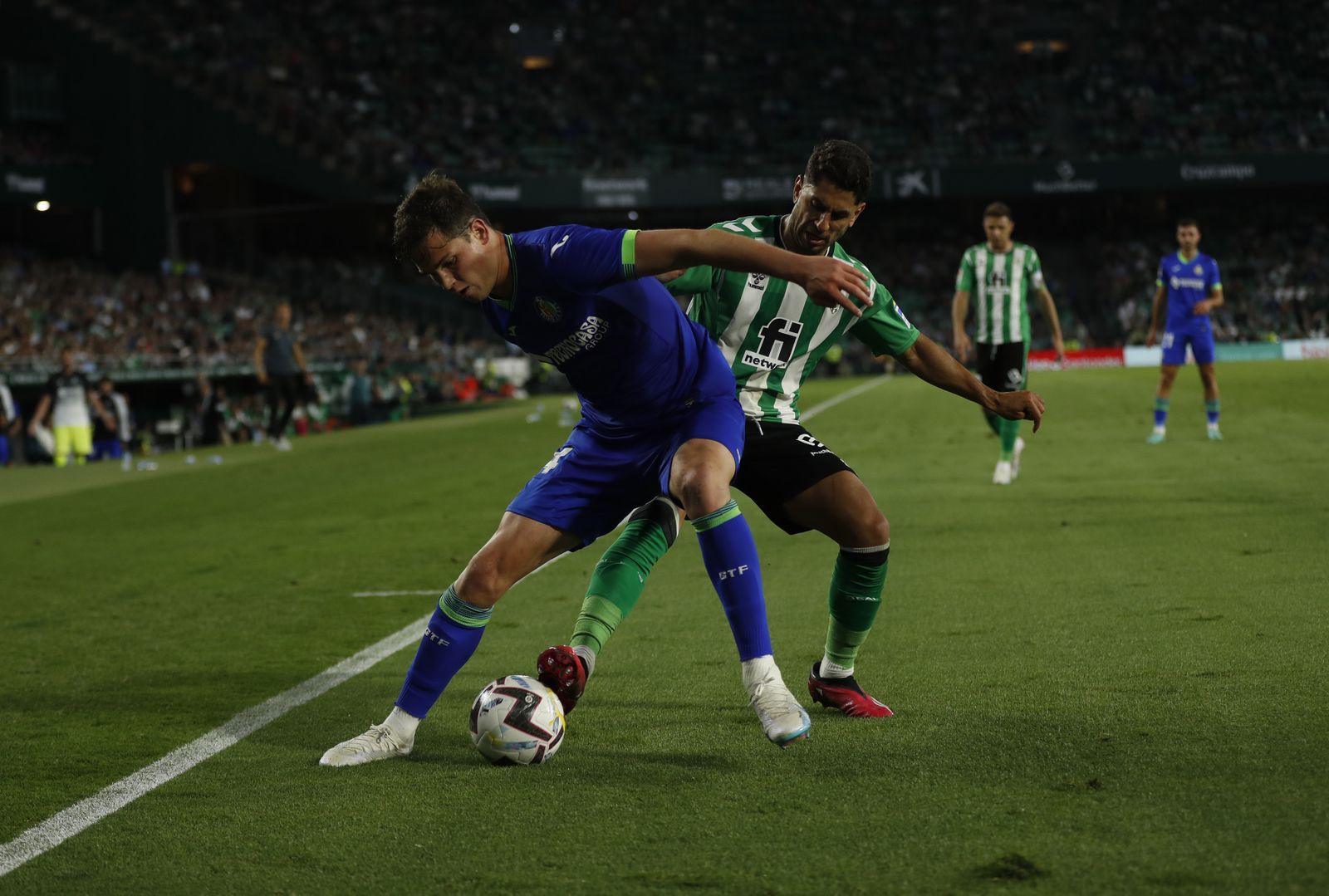 Ayoze le entra con fuerza a Latasa para robarle el balón.