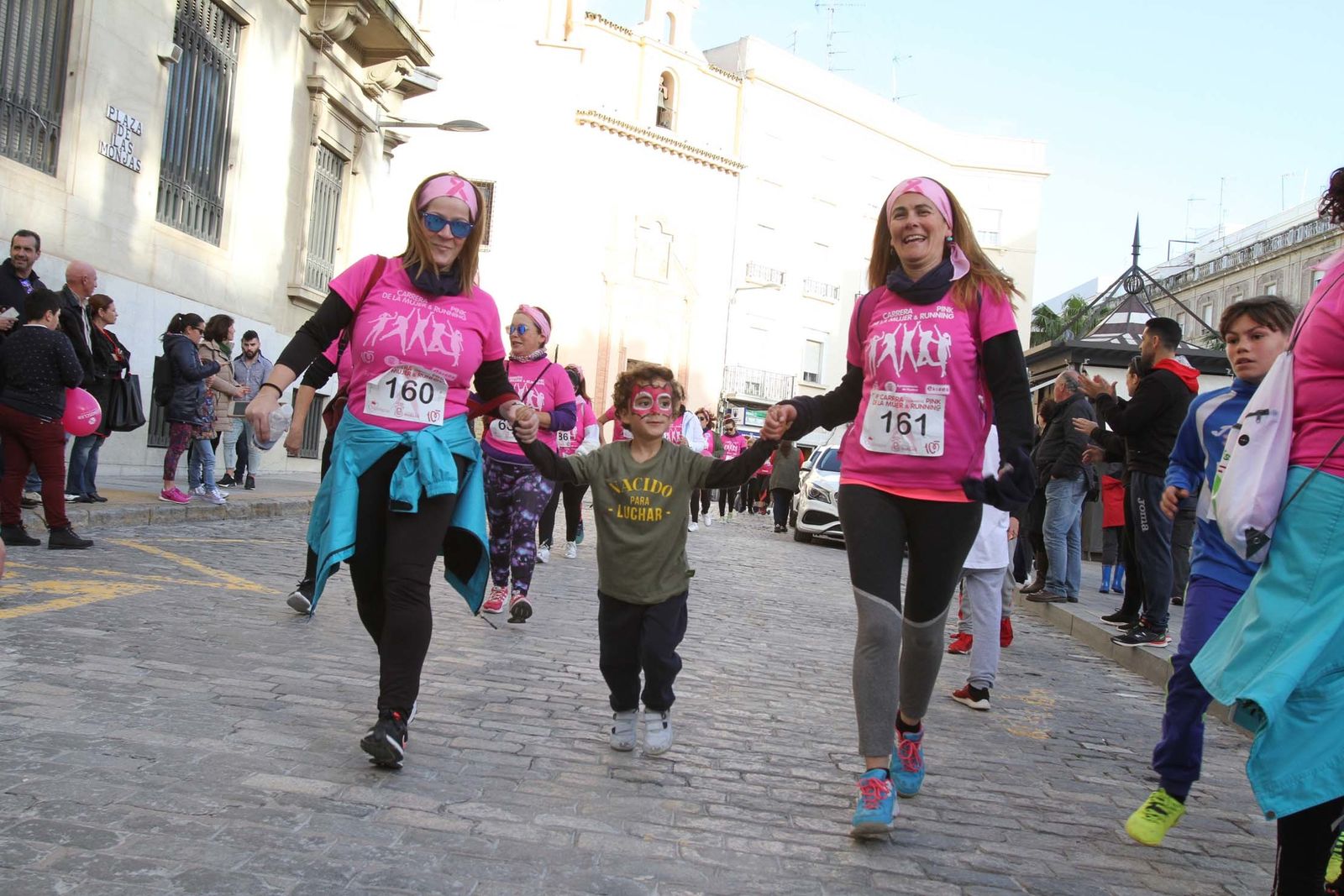 Imágenes de la Carrera contra el cáncer de mama de Huelva.