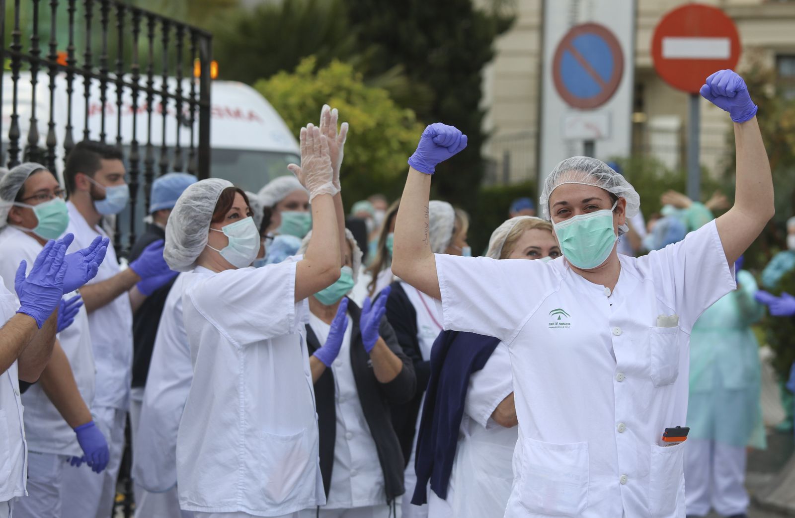 Coronavirus en Málaga: Aplausos que emocionan en el hospital Regional, en fotos