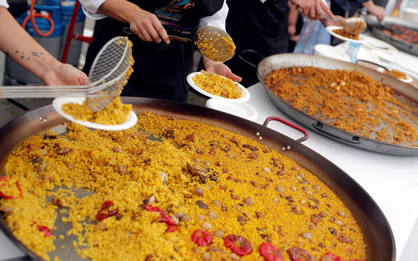 Mujeres reparten paella, en una imagen de archivo. Mujeres reparten paella, en una imagen de archivo.