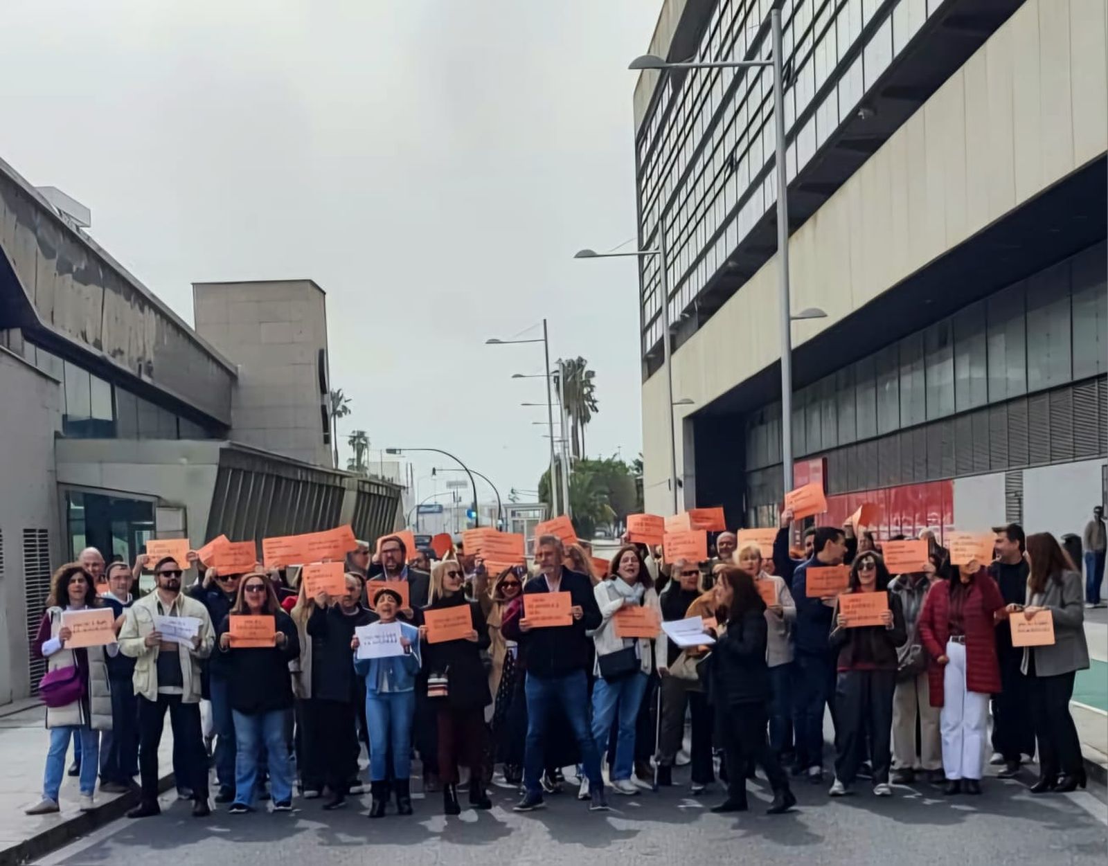 Protesta de funcionarios frente al estadio Nuevo Mirandilla.