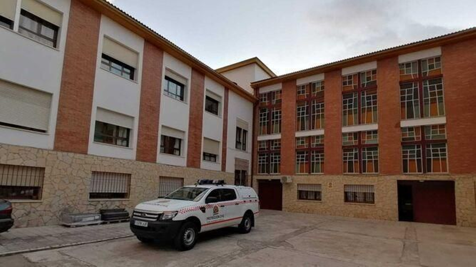 Un coche de Protección Civil, en el hogar San Rafael de Montilla.