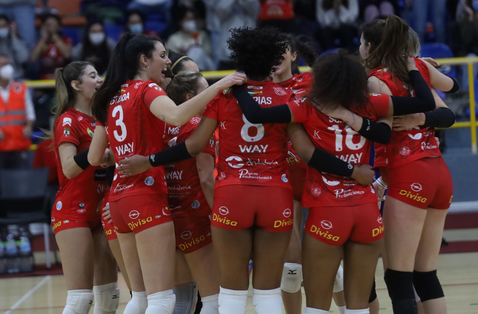 Las jugadoras del Cajasol Vóley celebran uno de sus triunfos.