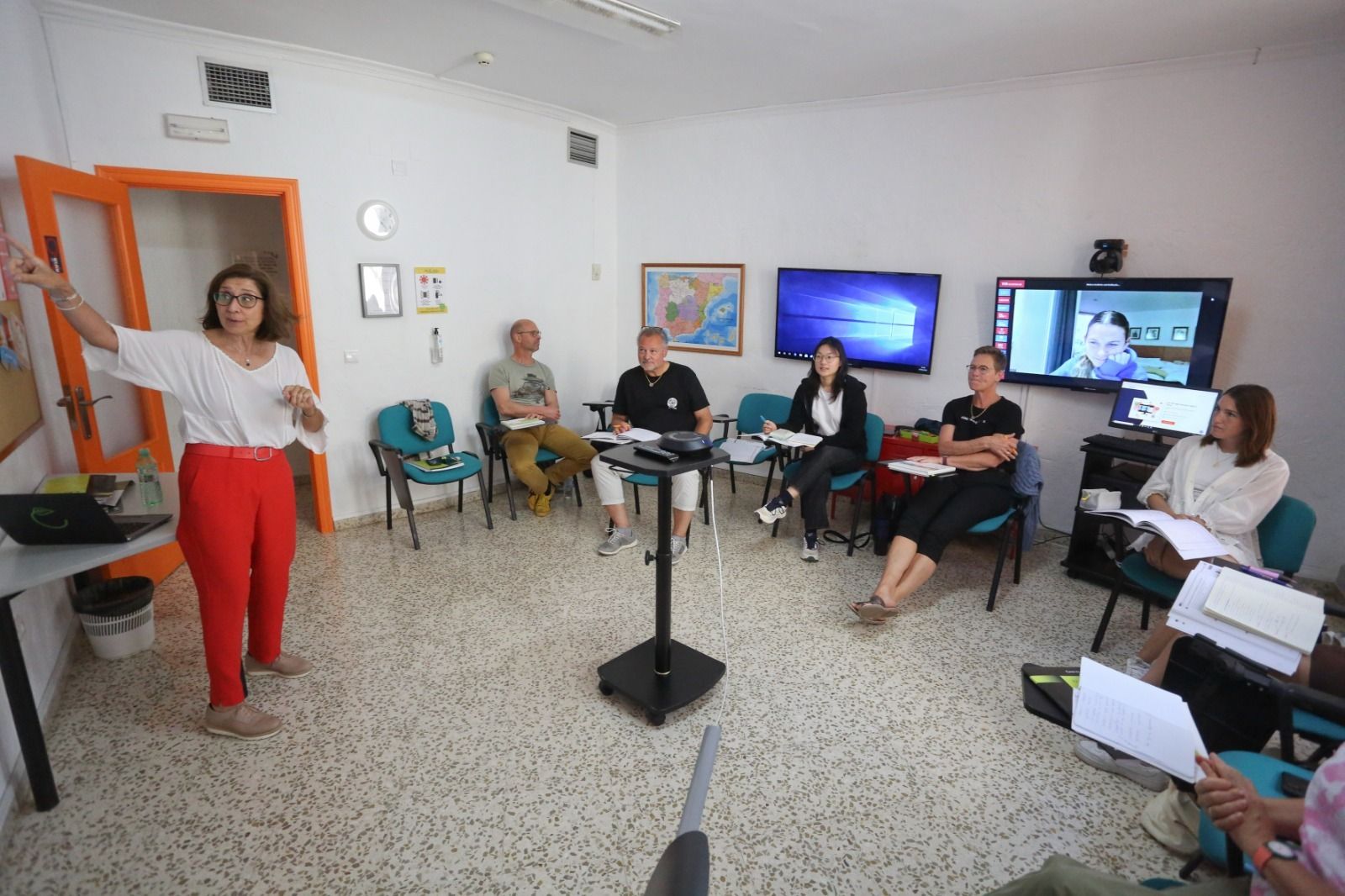 Una profesora ante alumnos de español, en el Instituto Malaca, en una imagen de archivo.