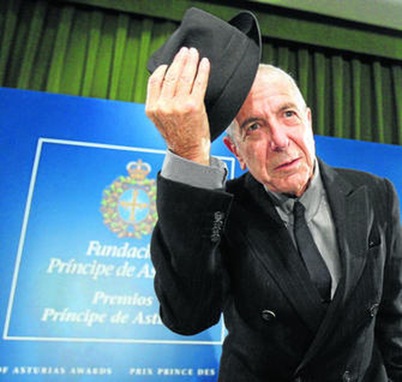 El cantante y escritor Leonard Cohen, ayer, al inicio de la rueda de prensa ofrecida en Oviedo.
