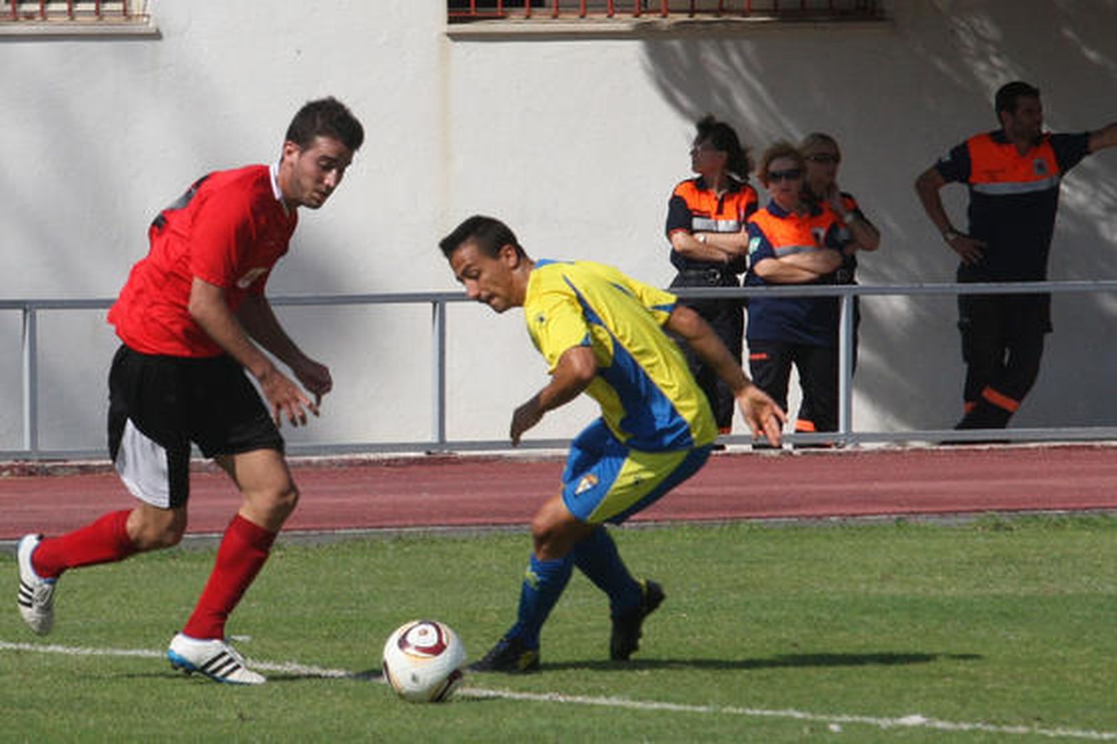 Tras la victoria en el partido 2-0, el San Roque consigue situarse en la zona cálida de la clasificación  

Foto: Paco Guerrero