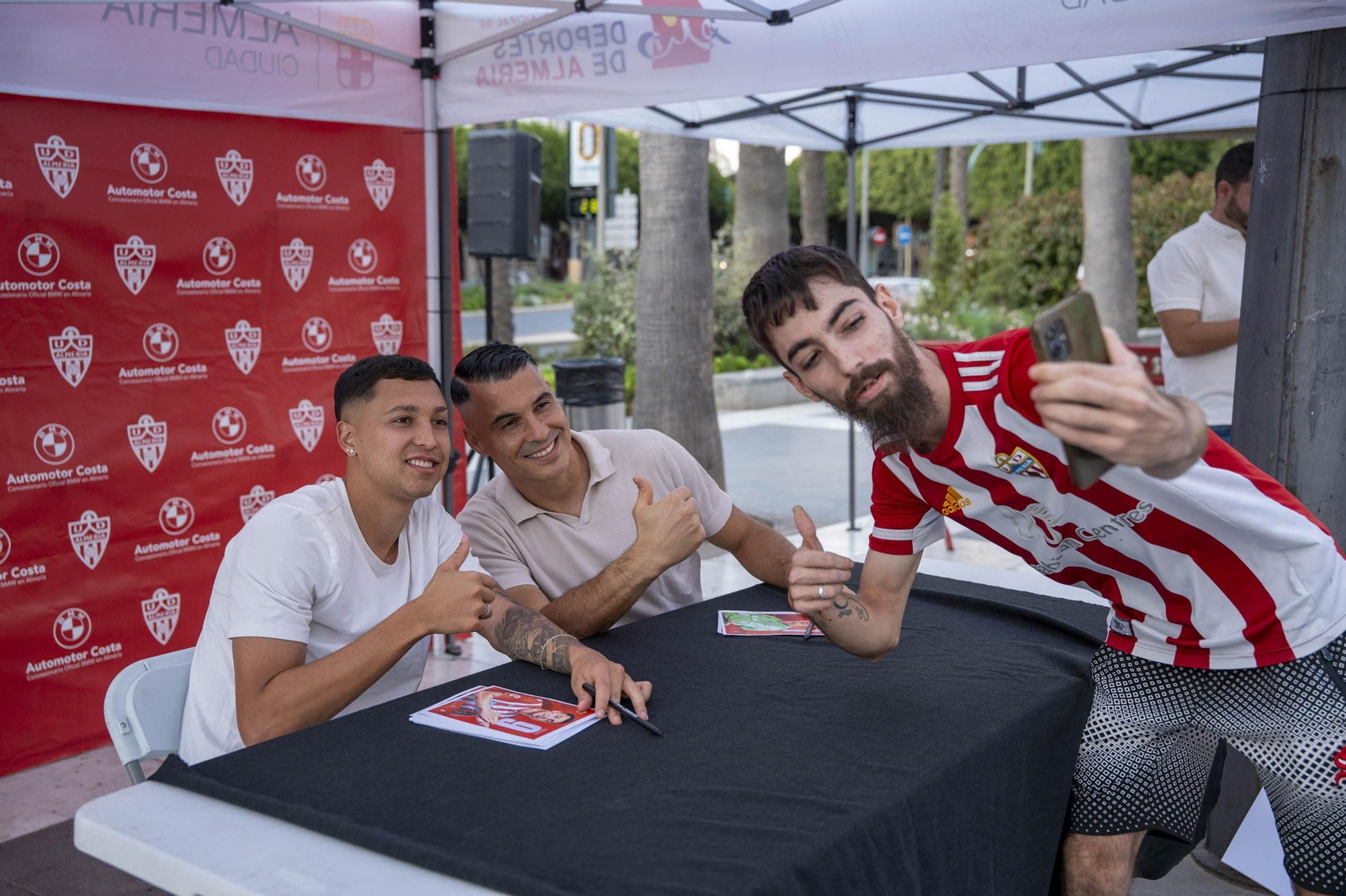 Los jugadores de la UDA Thalys y Andrés firman autógrafos