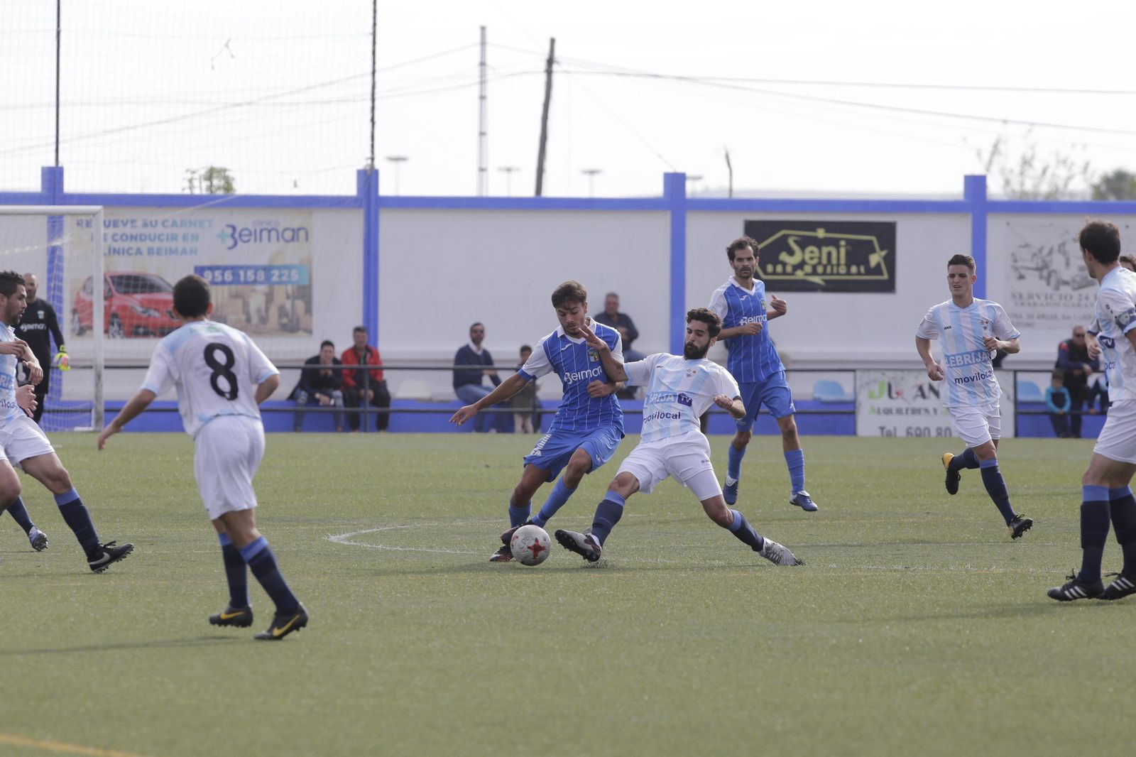 Rodri pelea un balón con un jugador de la Lebrijana.