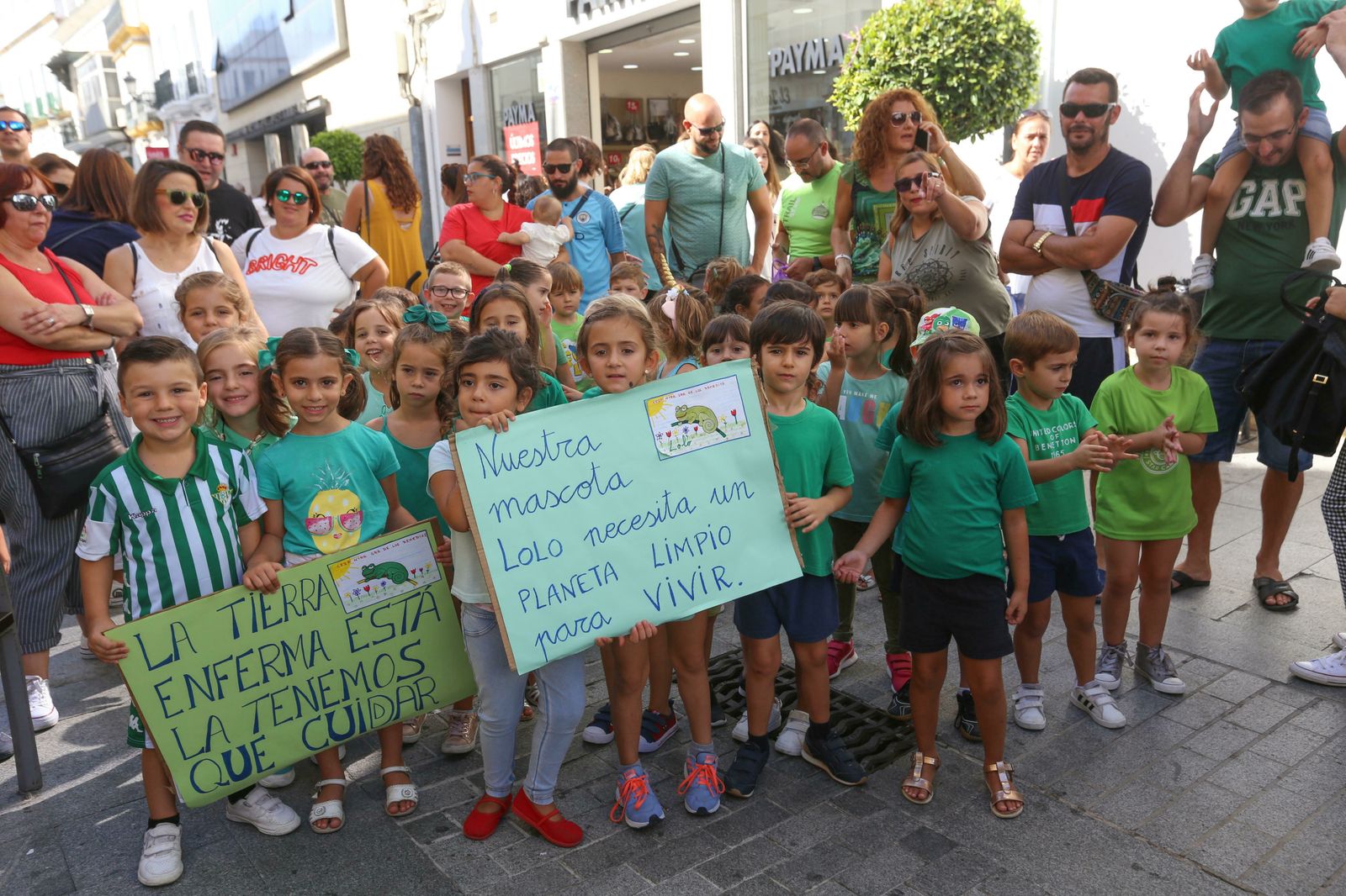 Imágenes de la concentración junto al Ayuntamiento.