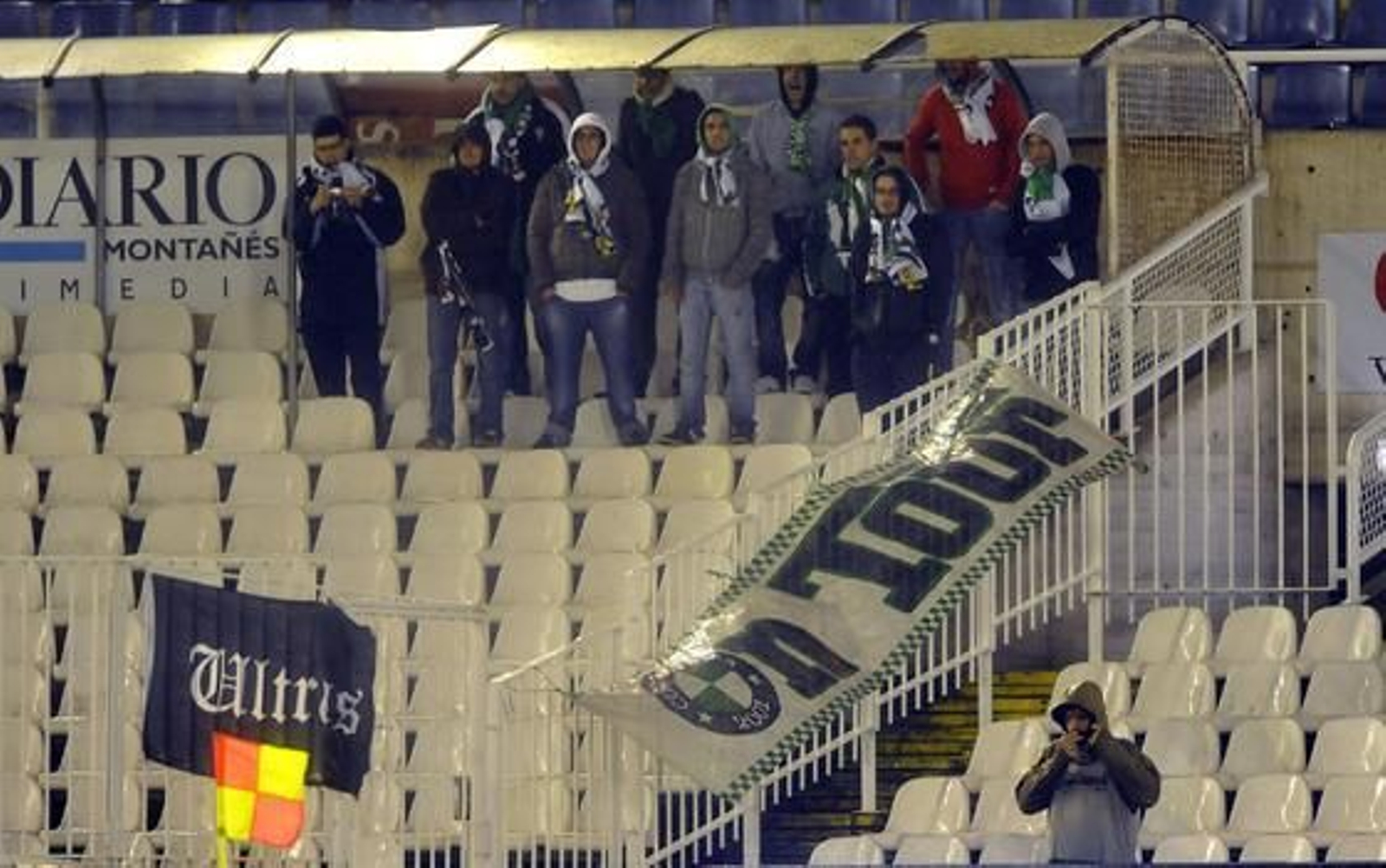 El Córdoba hace valer la renta de la ida y pasa a octavos de la Copa del Rey pese a perder  3-1 en Santander. / LOF