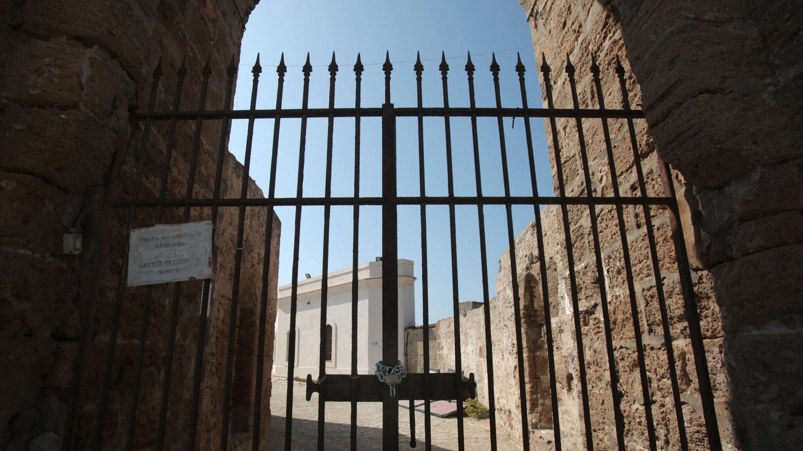 Acceso cerrado al Castillo de San Sebastián.