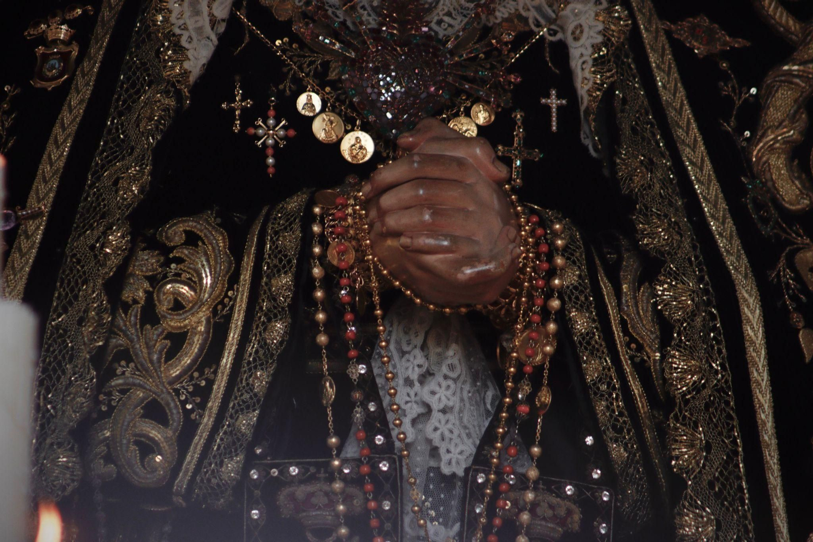 Imágenes de la procesión de la Virgen de los Dolores de Servitas en Cádiz